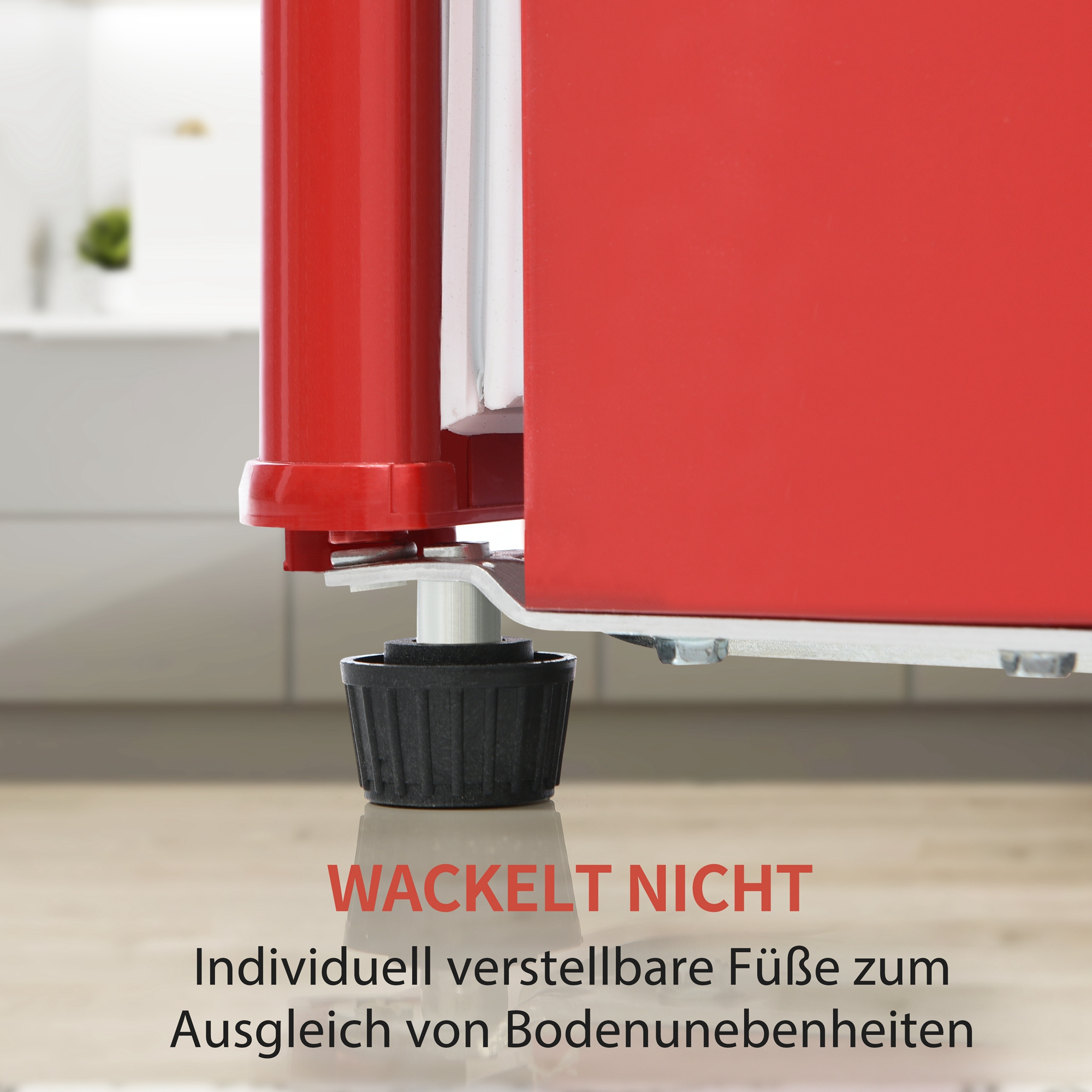 Ein weiß-oranger AC/DC-Adapter mit aufgedruckten Spezifikationen.