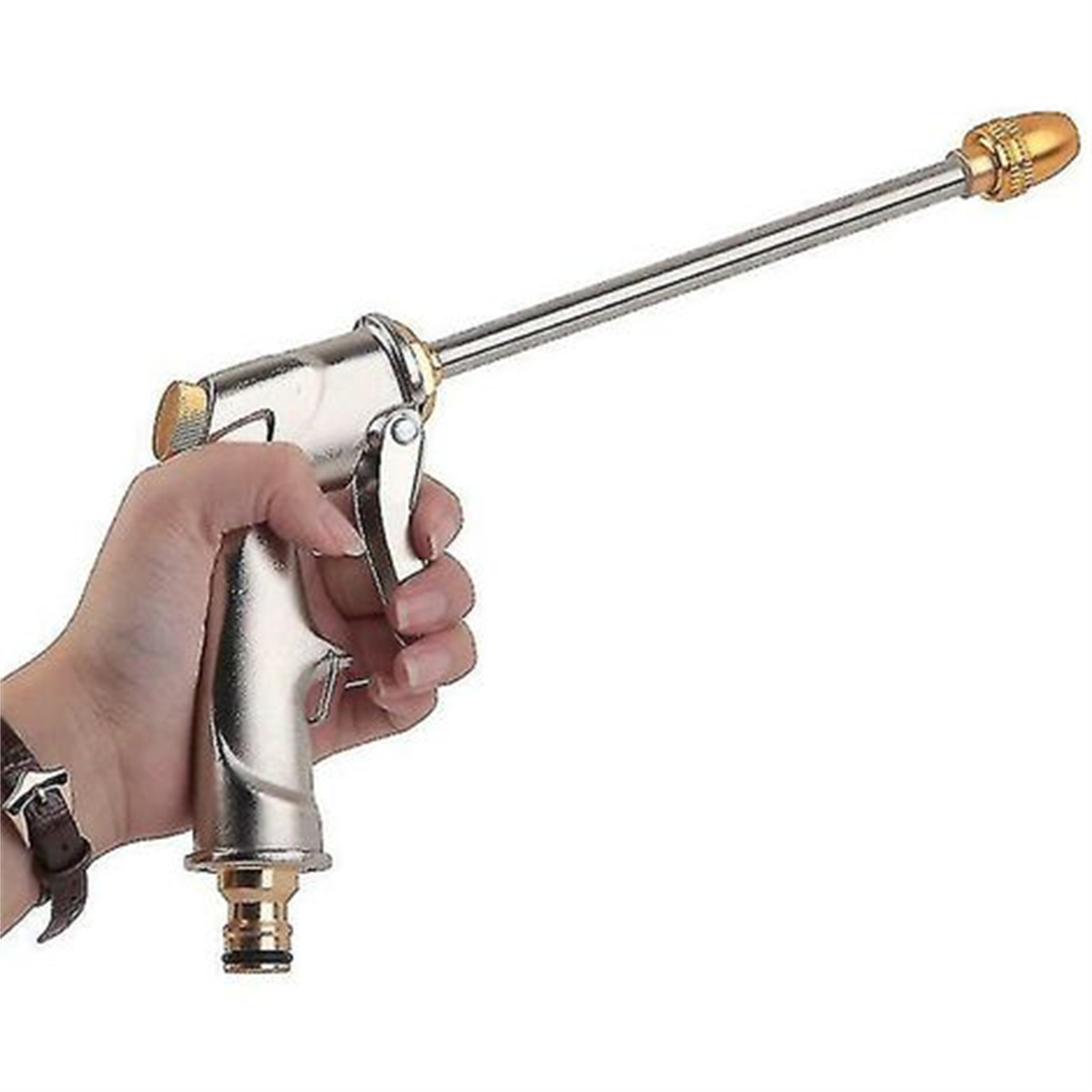 Eine Hand hält eine silberne und goldene Wasserpistole. Die Düse ist goldfarben und der Griff silbern.