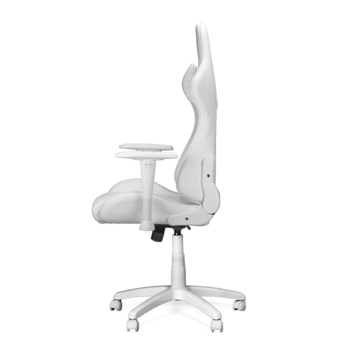 Chaise de jeu blanche en vue de profil. Elle a des accoudoirs et un dossier haut avec un appui-tête.