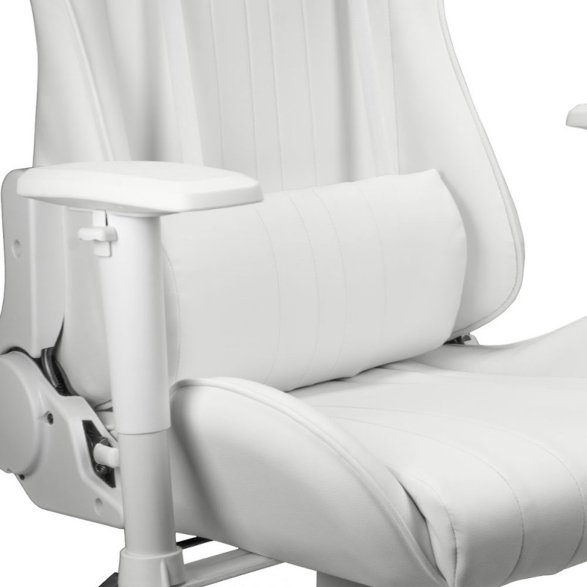 Une chaise de jeu blanche avec un coussin de soutien lombaire blanc.