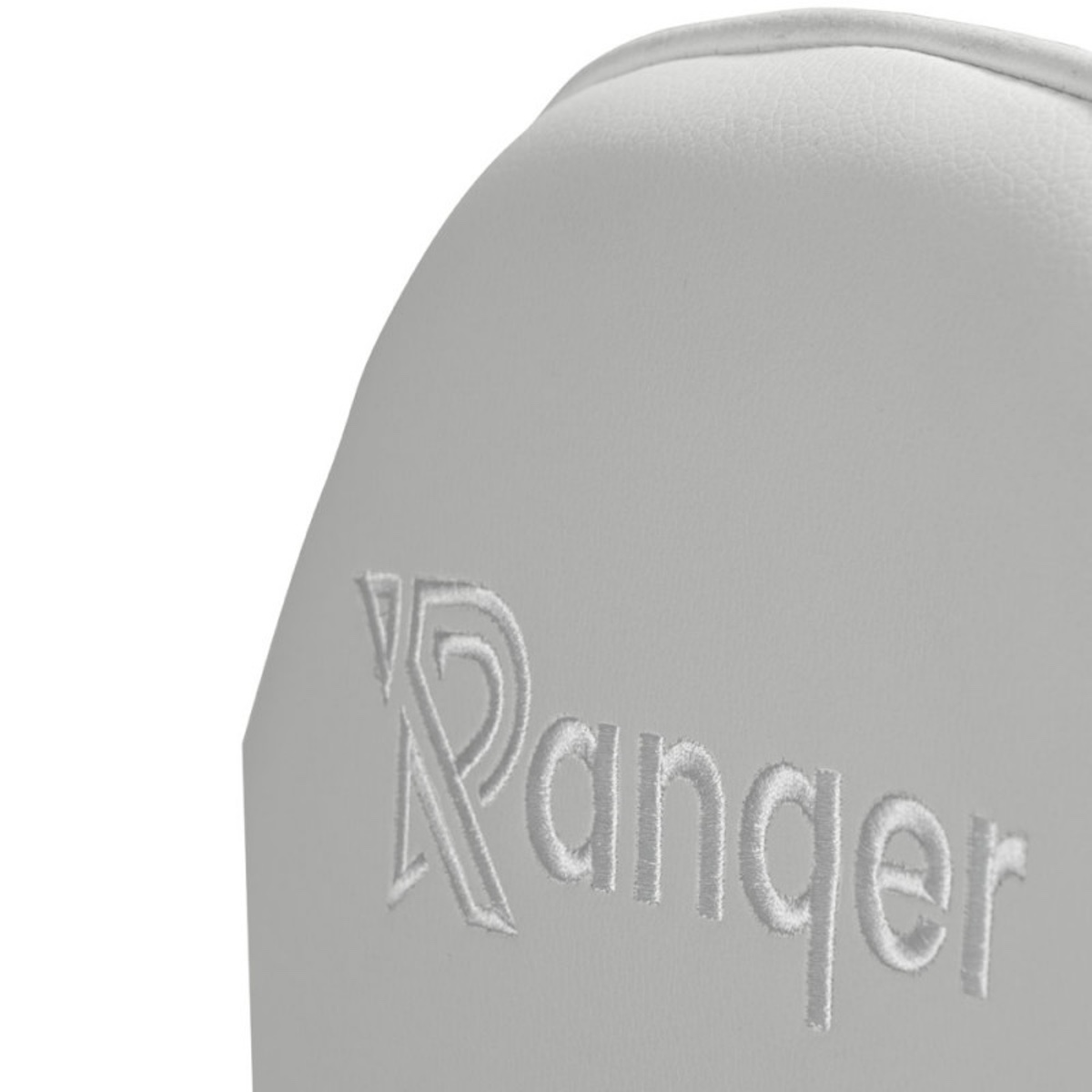 Gros plan sur une chaise blanche avec le mot "Range" brodé dessus avec du fil blanc assorti.