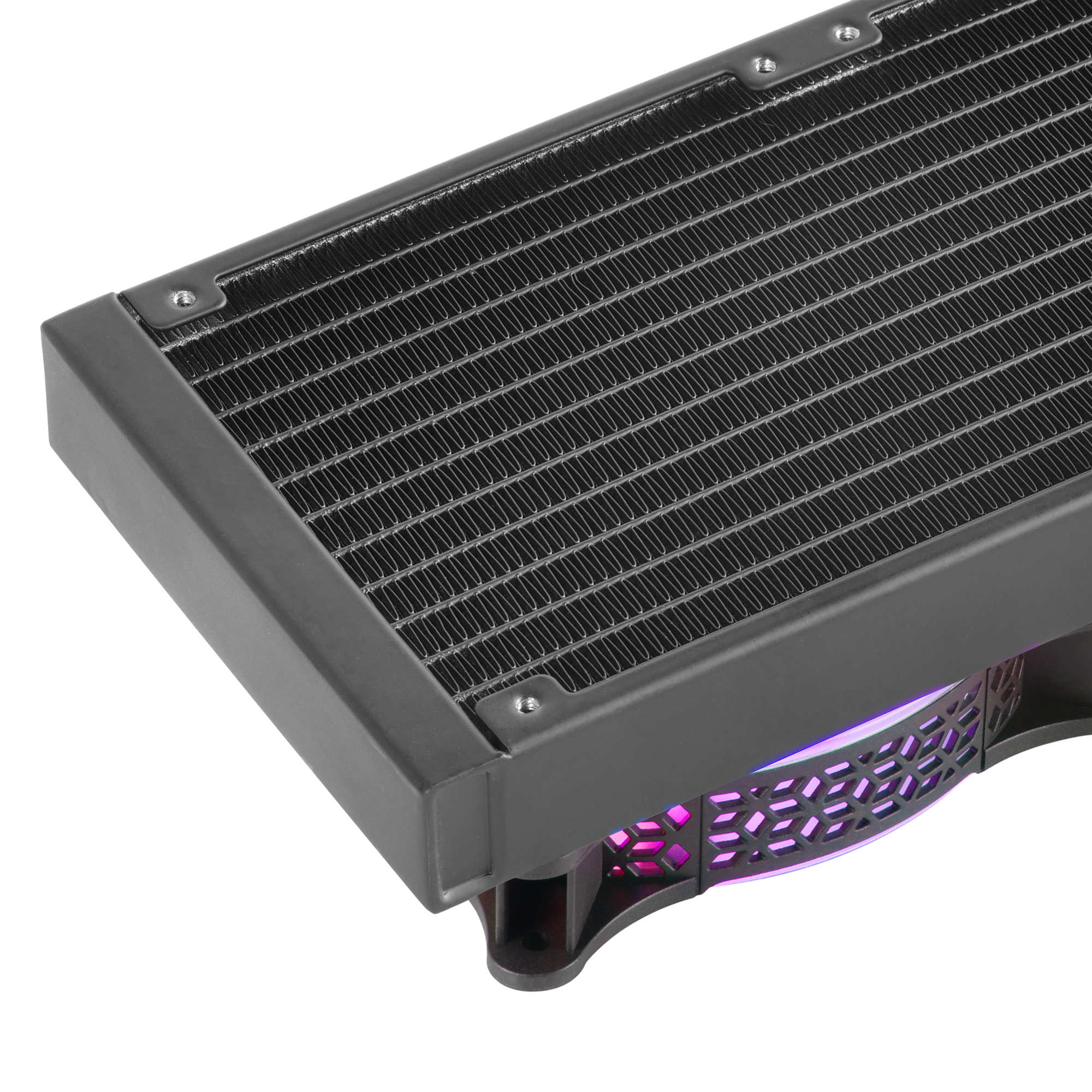 Zbliżenie chłodnicy chłodzenia wodnego komputera z wentylatorem oraz czerwonymi i fioletowymi światłami.