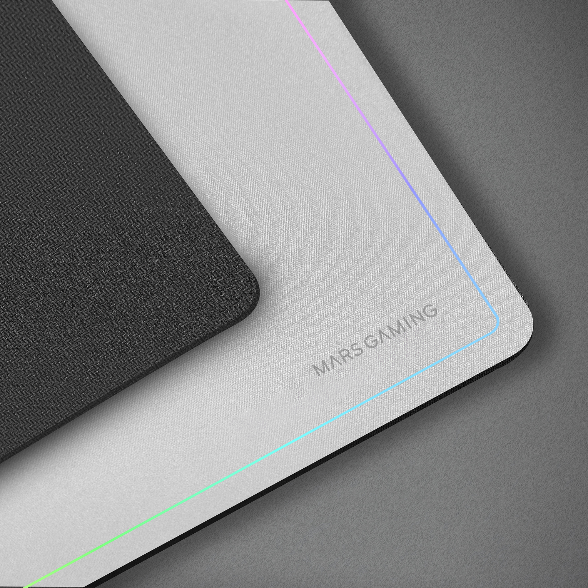 Podkładka pod mysz dla graczy z czarnym wierzchem i białą dolną krawędzią z kolorową obwódką LED.