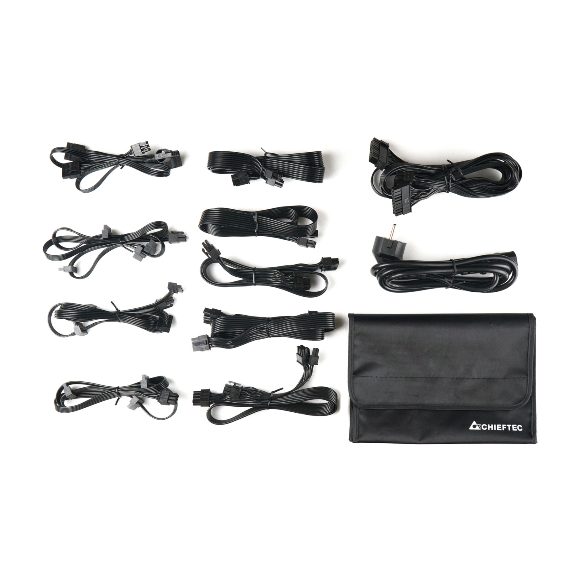 Różne czarne kable zasilające i czarne etui Chieftec, starannie ułożone na białej powierzchni.
