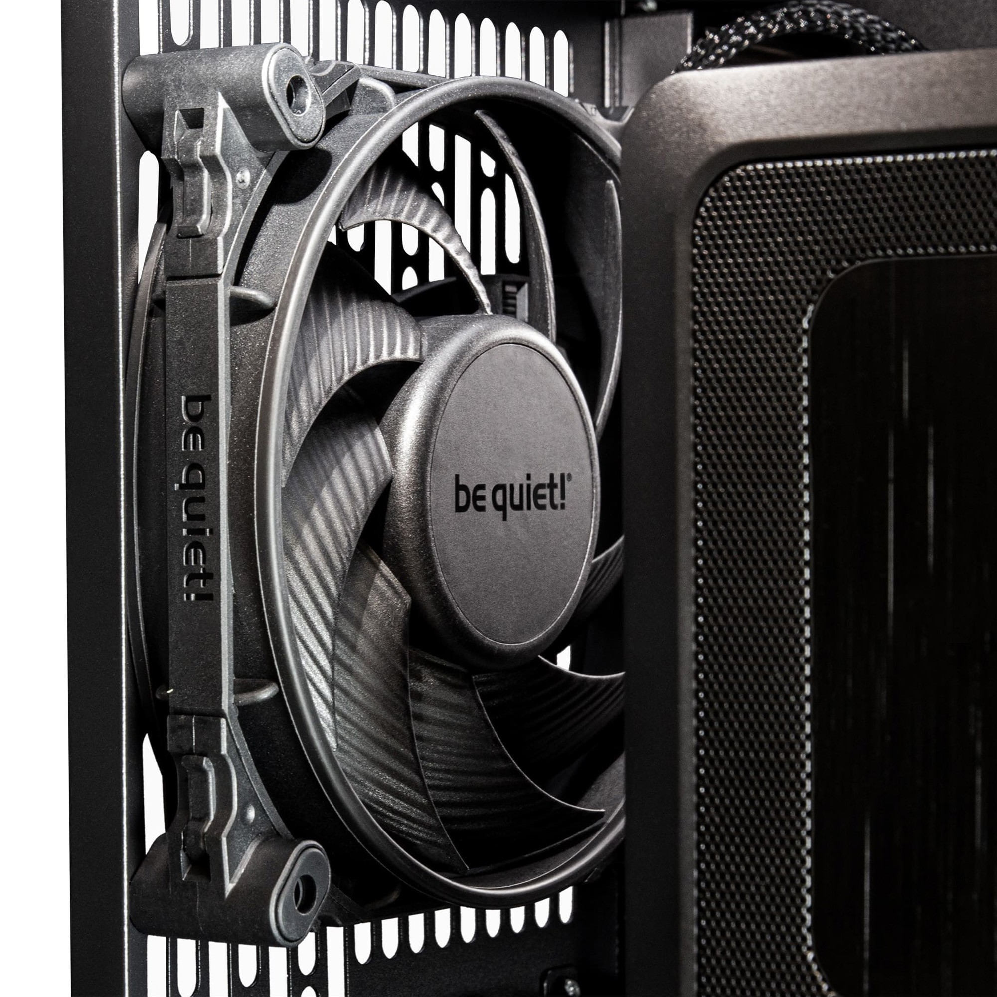 Primer plano de un ventilador de computadora negro con las palabras 'be quiet!'.