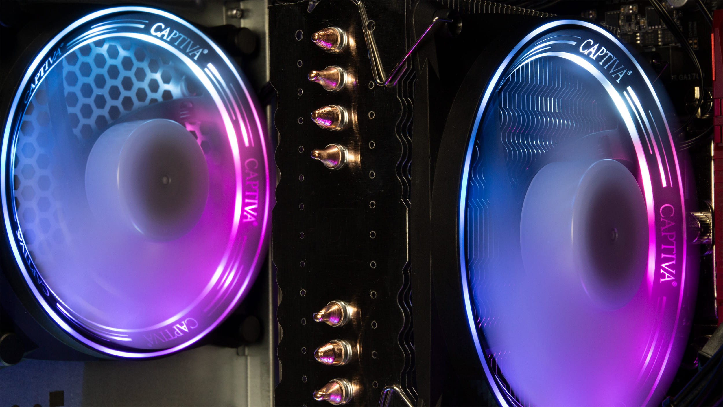 Due ventole per computer con luce blu e viola, viste dall'alto.