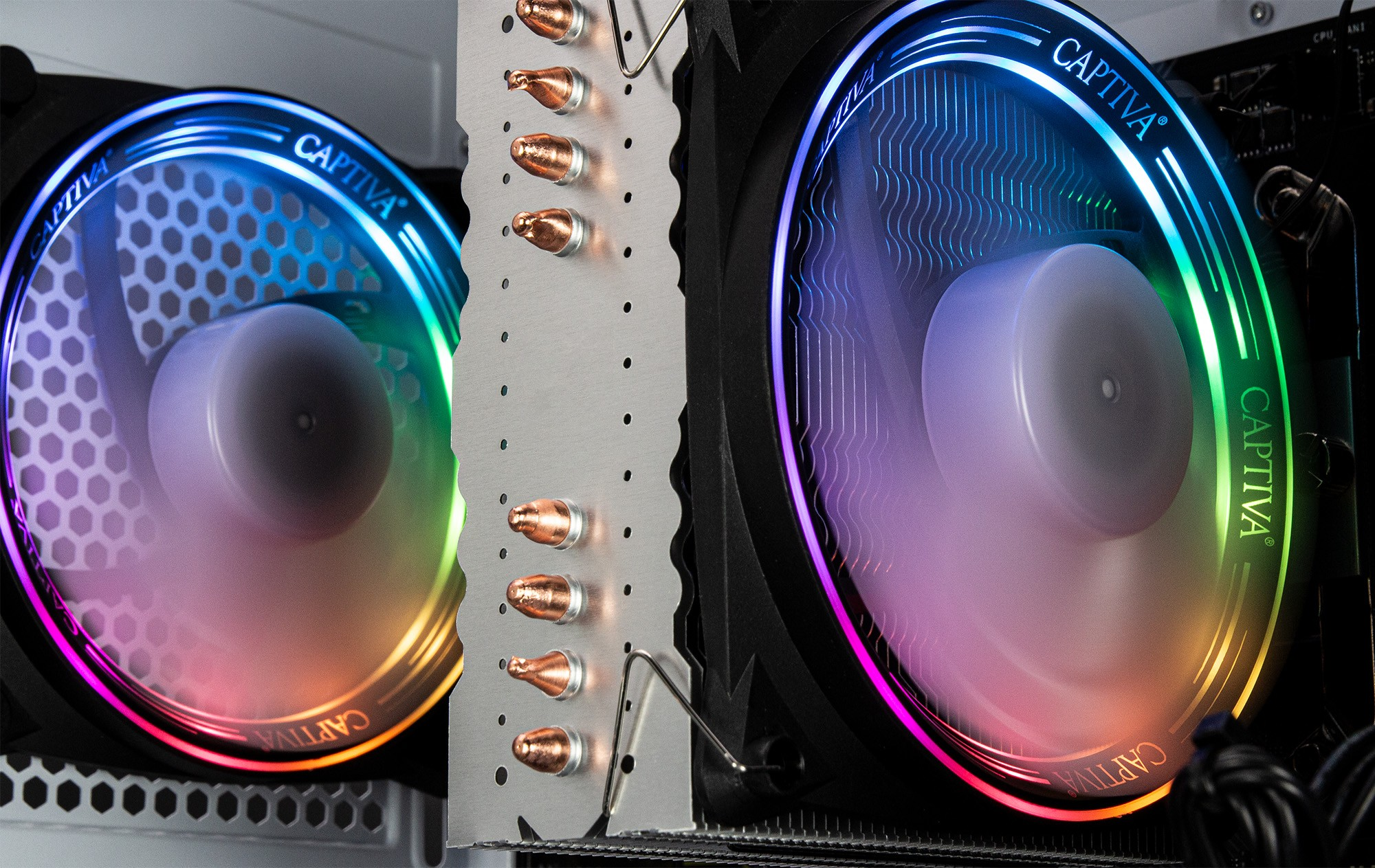 Twee computerventilatoren met regenbooglichten. De ventilatoren zijn voorzien van het label CAPTIVA. De achtergrond is zwart en grijs.