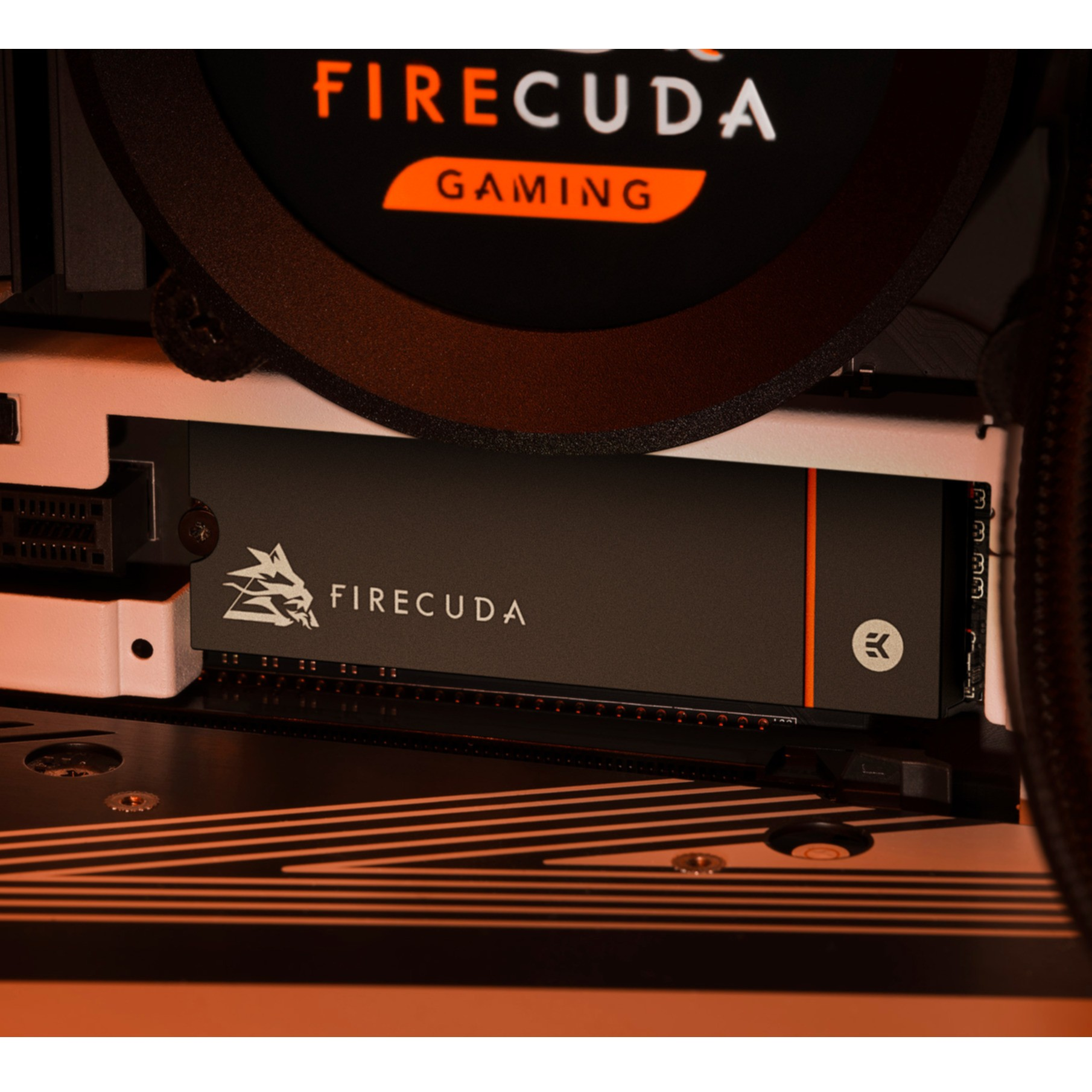 Czarny dysk twardy z FIRECUDA i logo. Pomarańczowe i czarne tło.