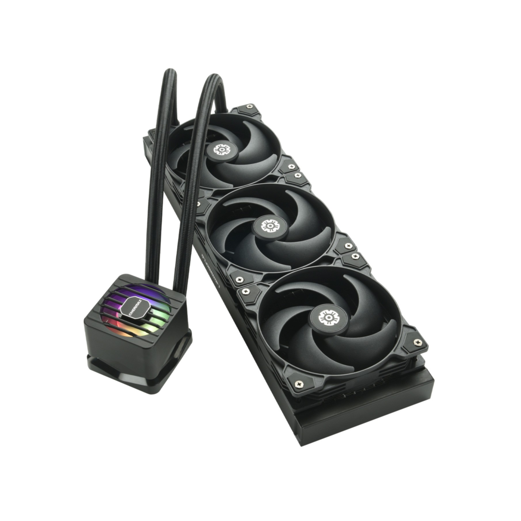 Czarny system chłodzenia komputera z trzema wentylatorami i blokiem wodnym, na białym tle.