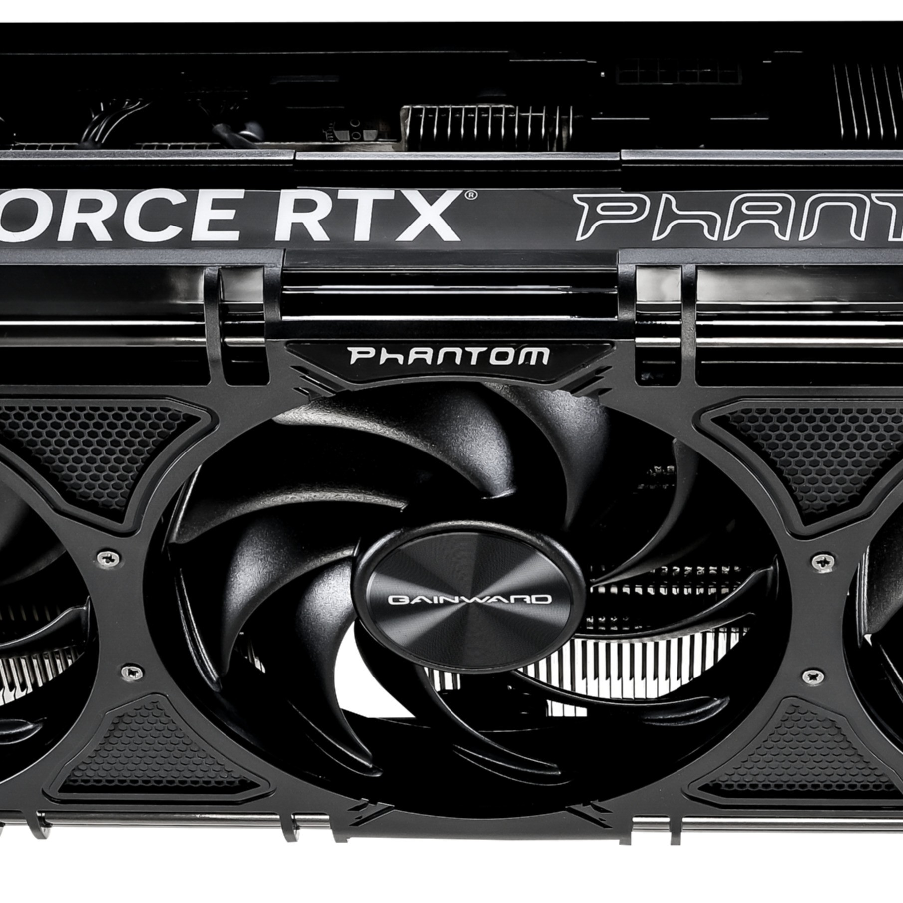 Primo piano di una scheda grafica Gainward RTX nera con tre ventole.
