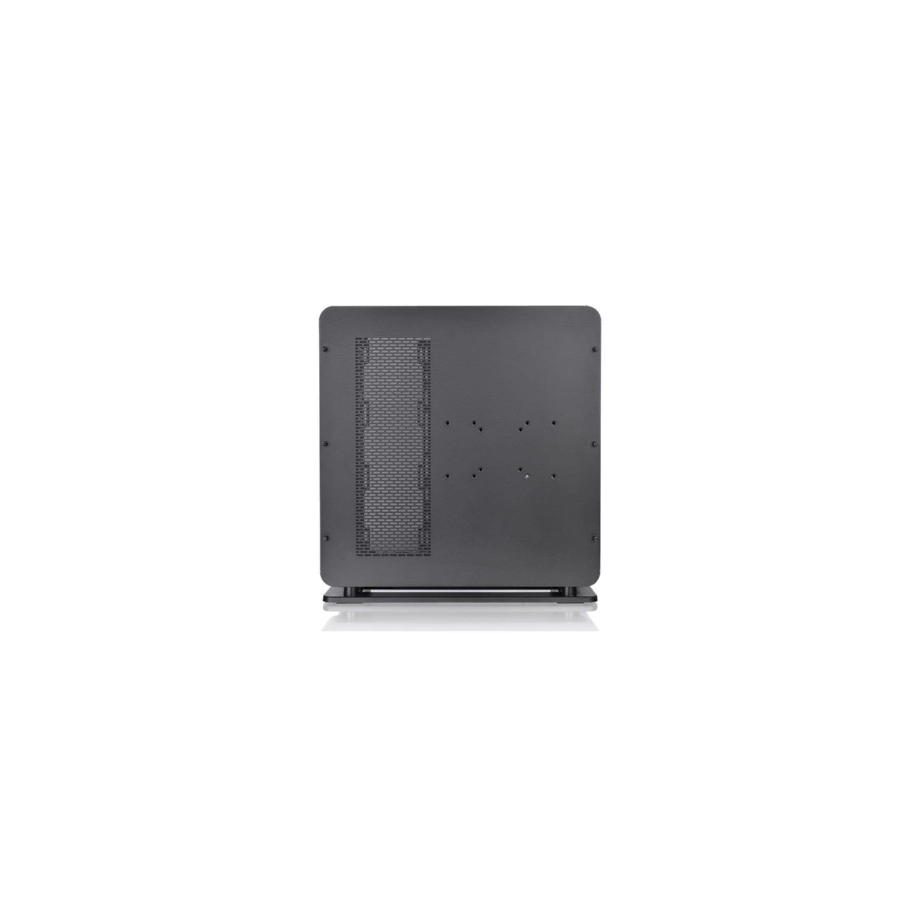 Schwarzes Computergehäuse von hinten, mit Gitter und Befestigungspunkten.