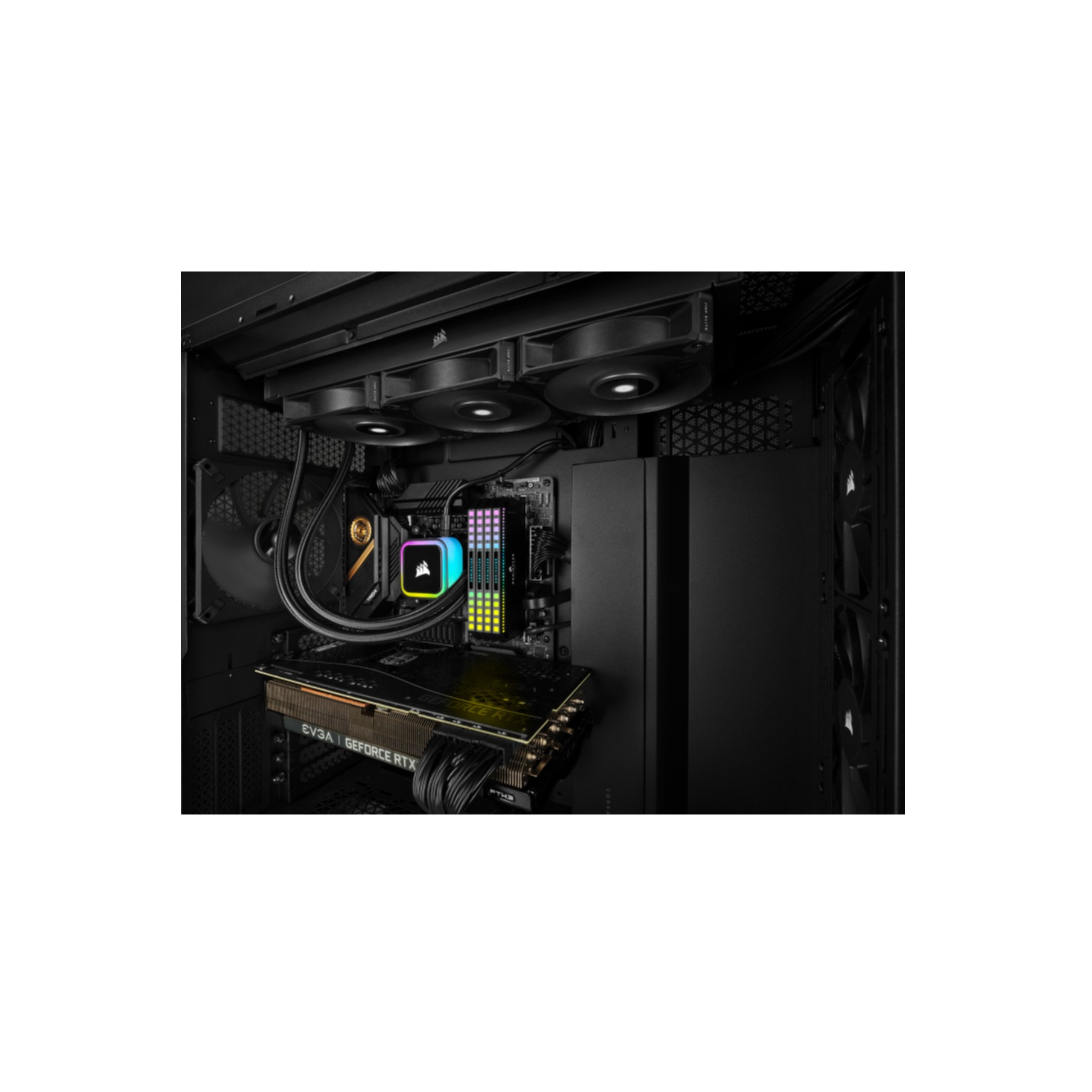 Toma interior de PC. Componentes, ventiladores y GPU visibles. Caja negra.
