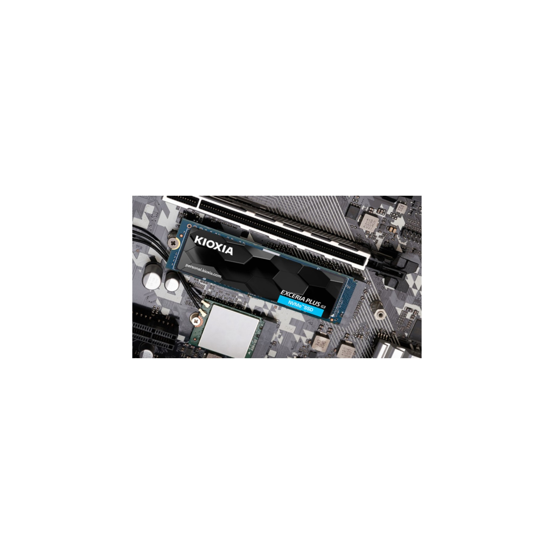 Dysk SSD KIOXIA NVMe zainstalowany na płycie głównej. Dysk jest niebiesko-czarny.