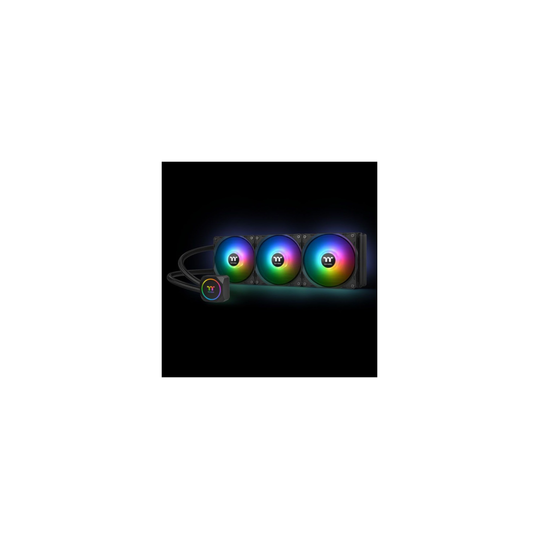 Flüssigkeitskühler mit drei RGB-Lüftern. Schwarze Hardware mit bunten Lichtern.