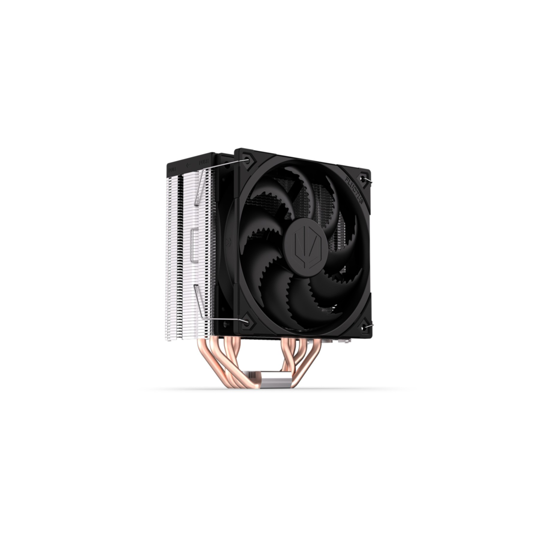 Czarny cooler CPU z żeberkami i miedzianymi rurkami. Wentylator pośrodku na białym tle.