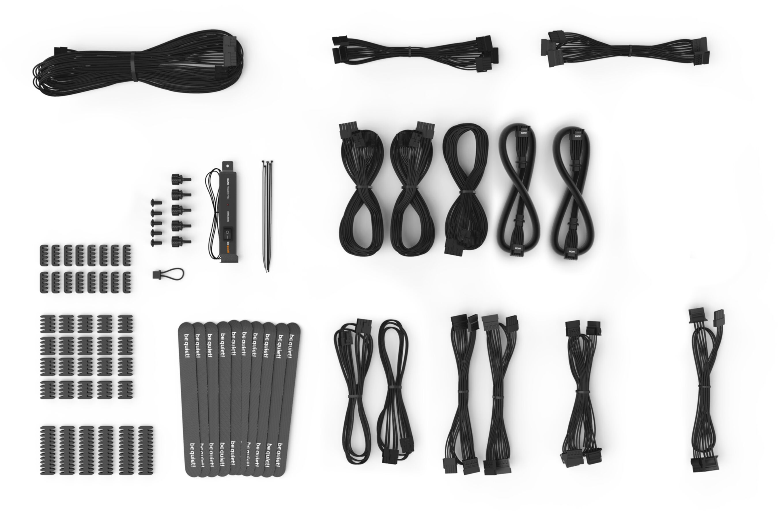 Elementy zasilacza komputerowego: kable, złącza i opaski na białym tle.