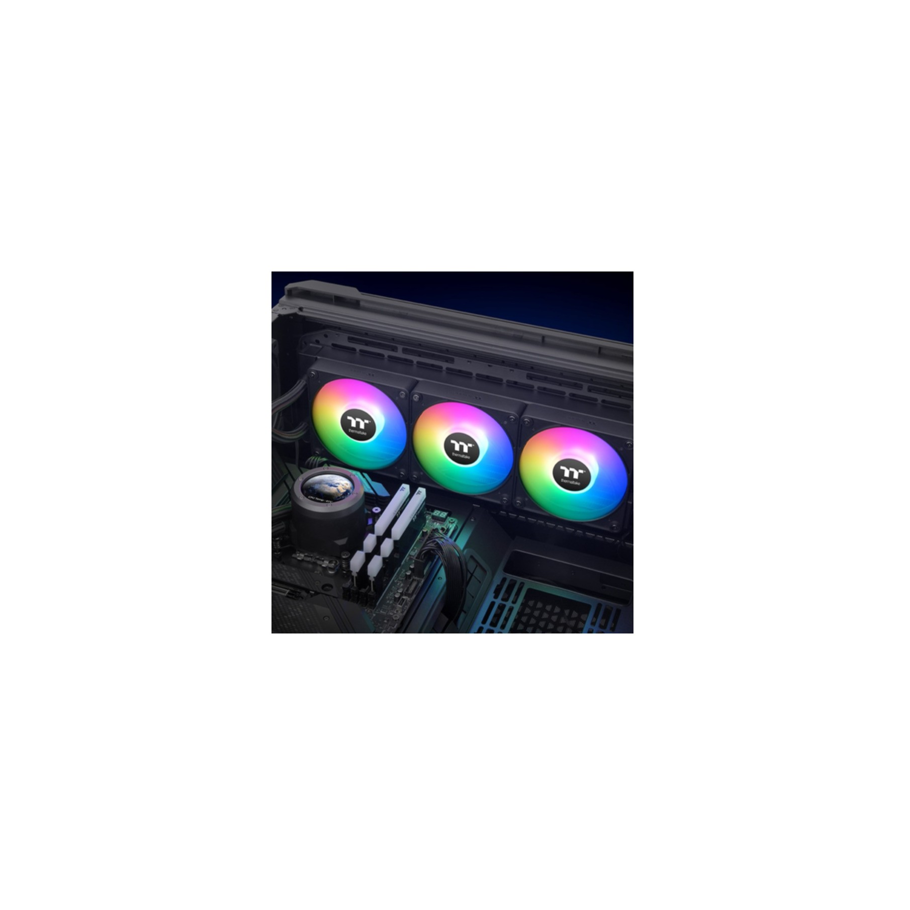 Komputer z trzema wentylatorami RGB, chłodzeniem wodnym i RAM, w obudowie.