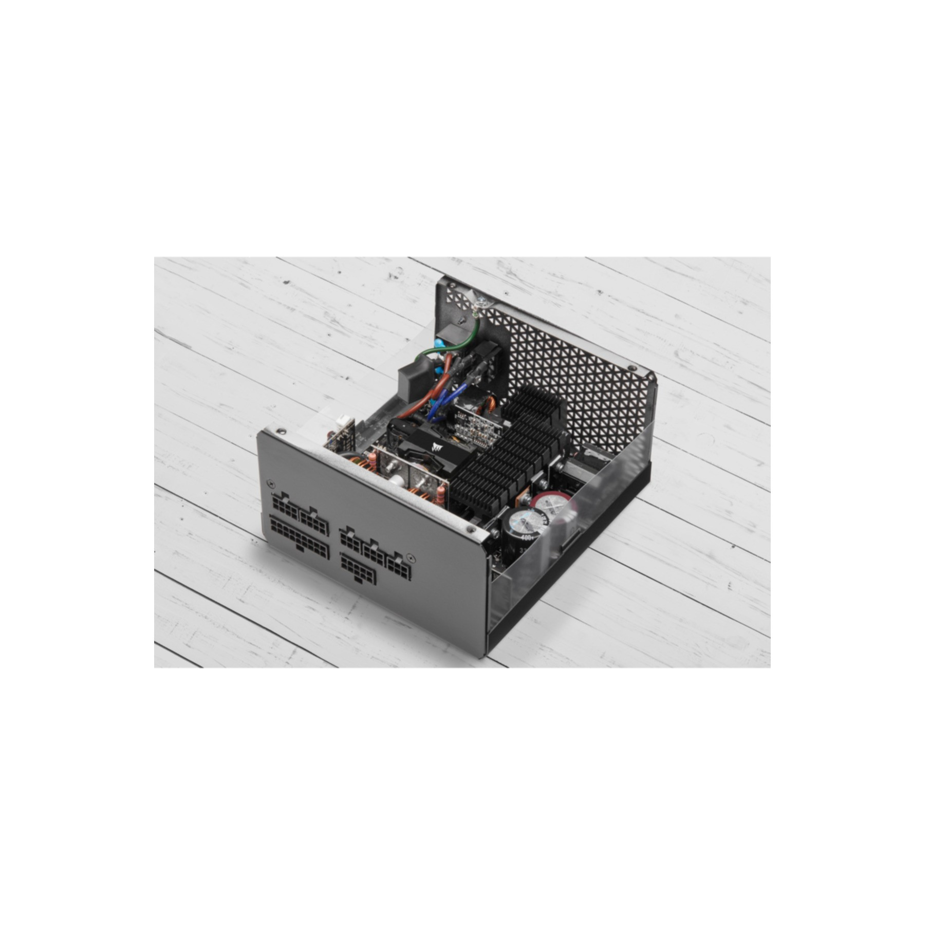 Case per computer con componenti all'interno. Case in metallo nero con parti visibili.