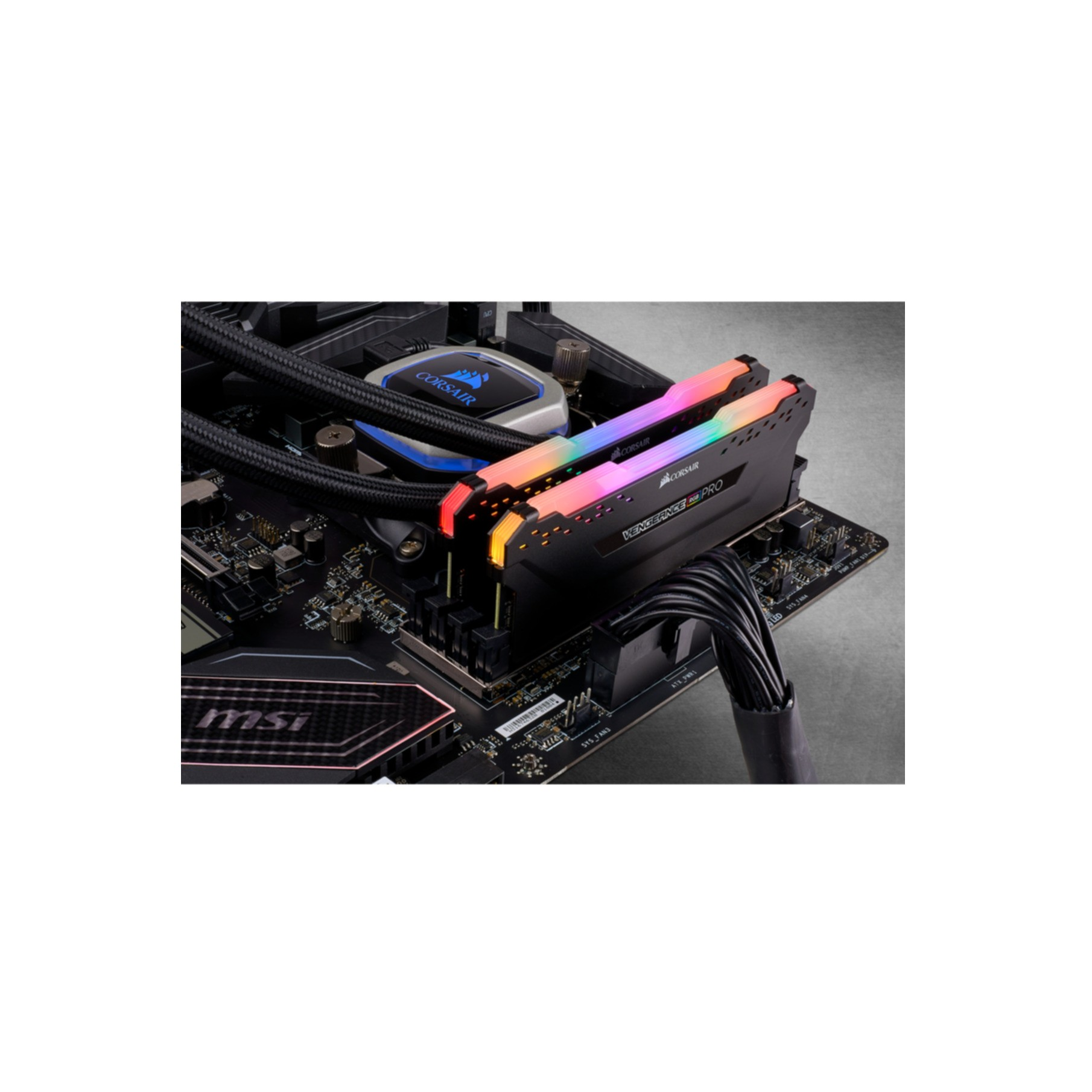 Computer-RAM-Riegel mit RGB-Beleuchtung auf einem Motherboard mit Wasserkühler installiert.