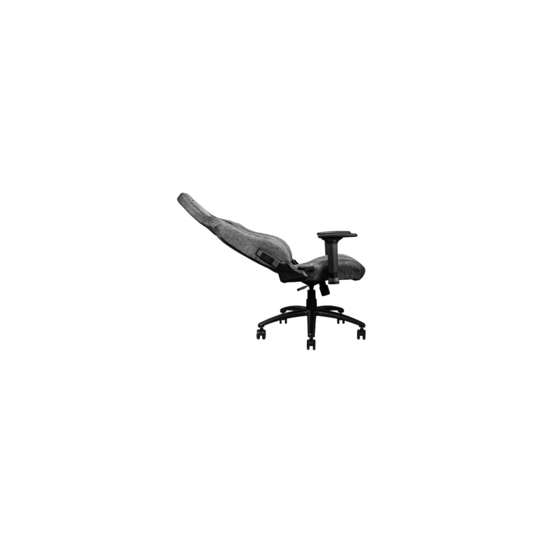 Silla gamer, tela gris, marco negro, vista en ángulo sobre fondo blanco.