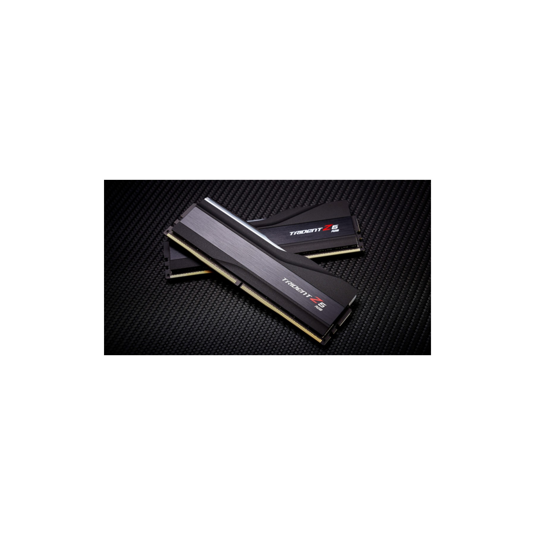 Dwa czarne moduły RAM ze srebrnymi akcentami na czarnej teksturowanej powierzchni.