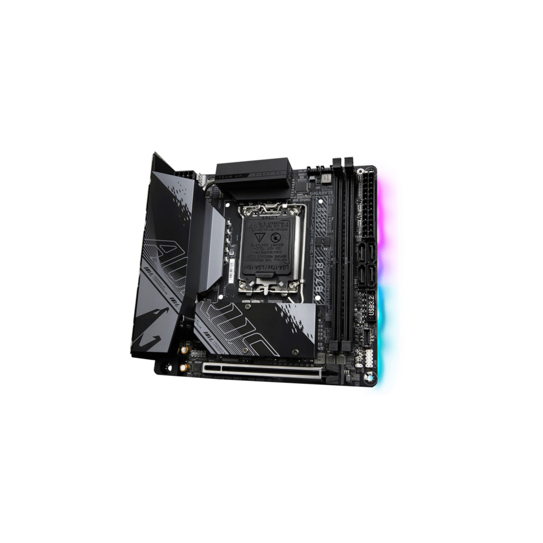 Una scheda madre nera e grigia con illuminazione RGB. Il logo AORUS è visibile e ha più porte.