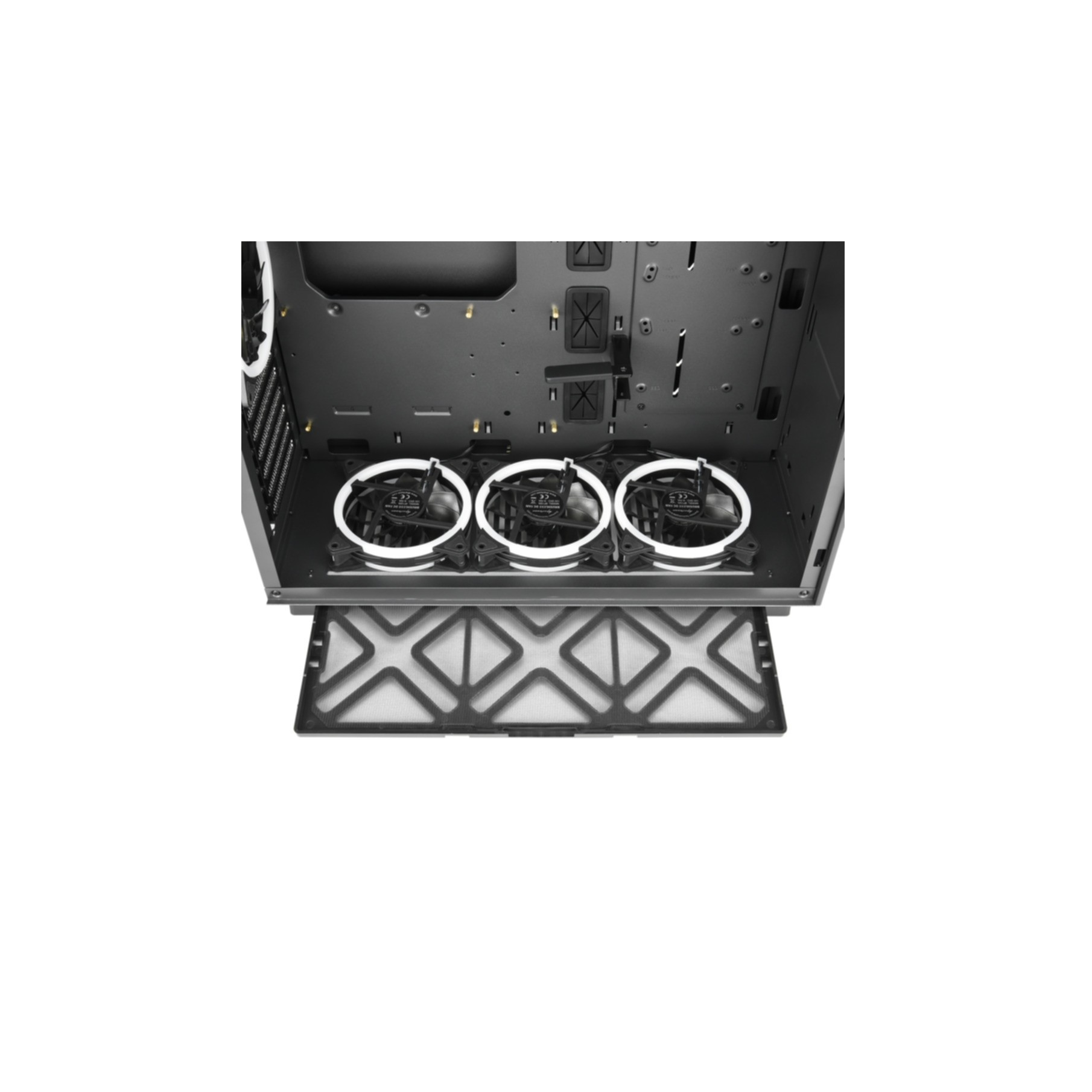 Wnętrze czarnej obudowy komputera z trzema podświetlanymi wentylatorami.