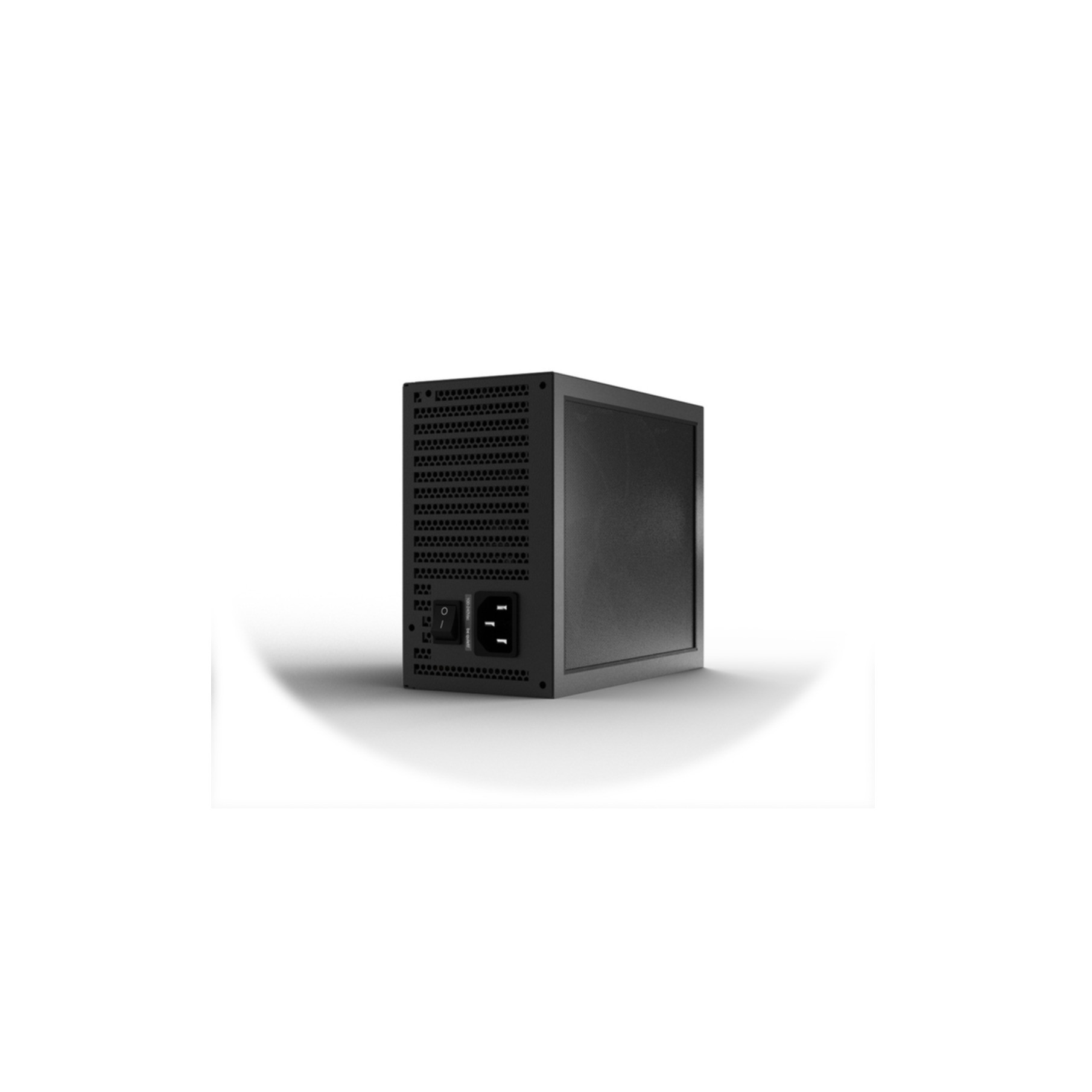 Czarna obudowa komputera z perforowanym panelem bocznym, na białym tle.
