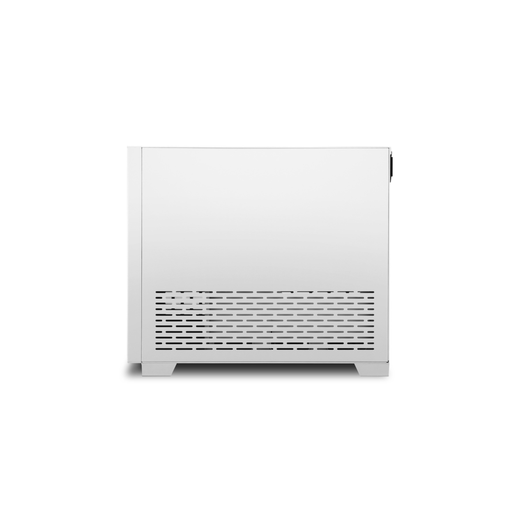 Weißes Computergehäuse, Seitenansicht. Mit einer soliden Frontplatte mit Lüftungsschlitzen.