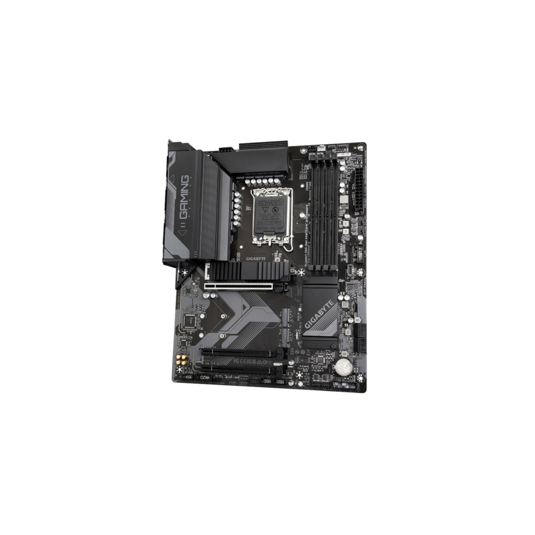 Ein schwarzes Motherboard mit silbernem Kühlkörper und mehreren Anschlüssen, isoliert auf Weiß.