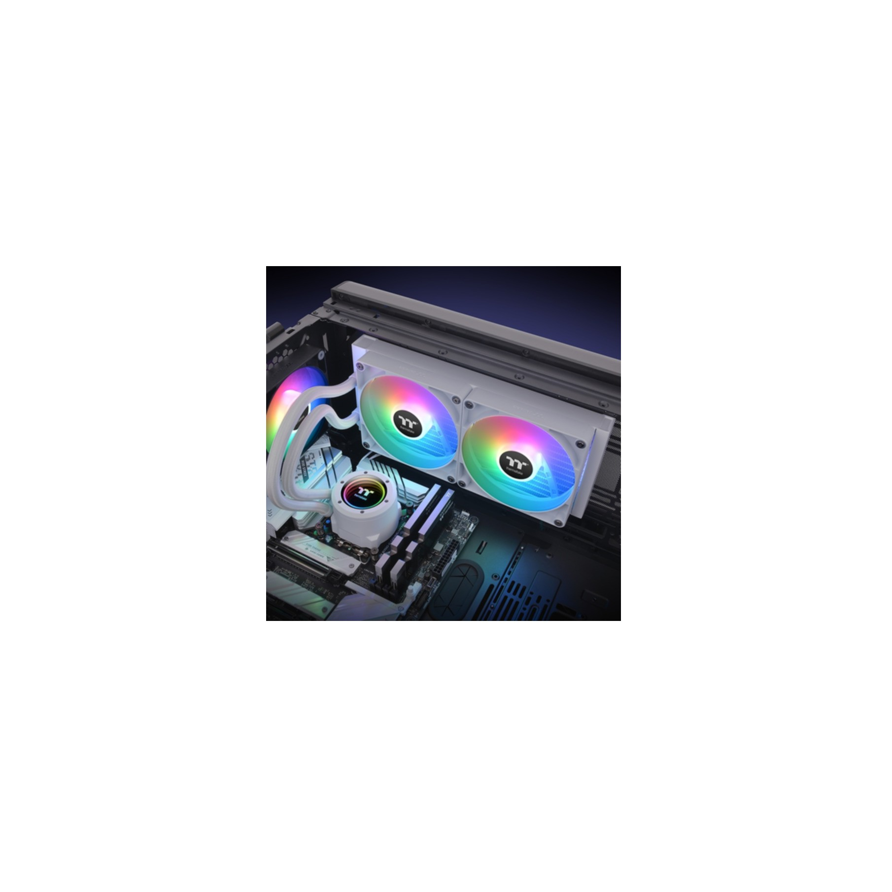 PC-Wasserkühler. Zwei Lüfter mit RGB-Beleuchtung sind auf weißem Kühler montiert.