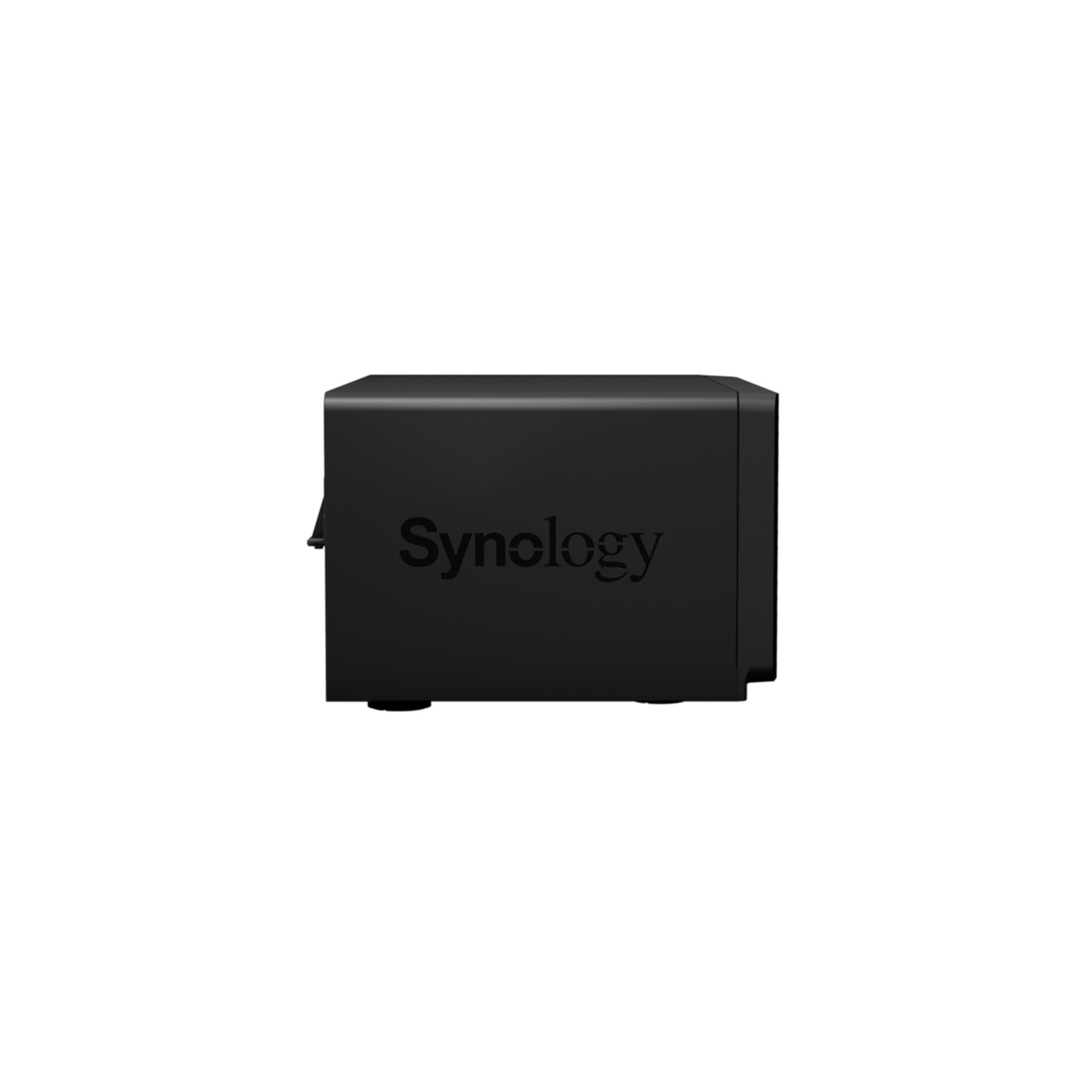 Dispositivo de almacenamiento de red Synology negro, vista lateral. Tiene el nombre de la marca.