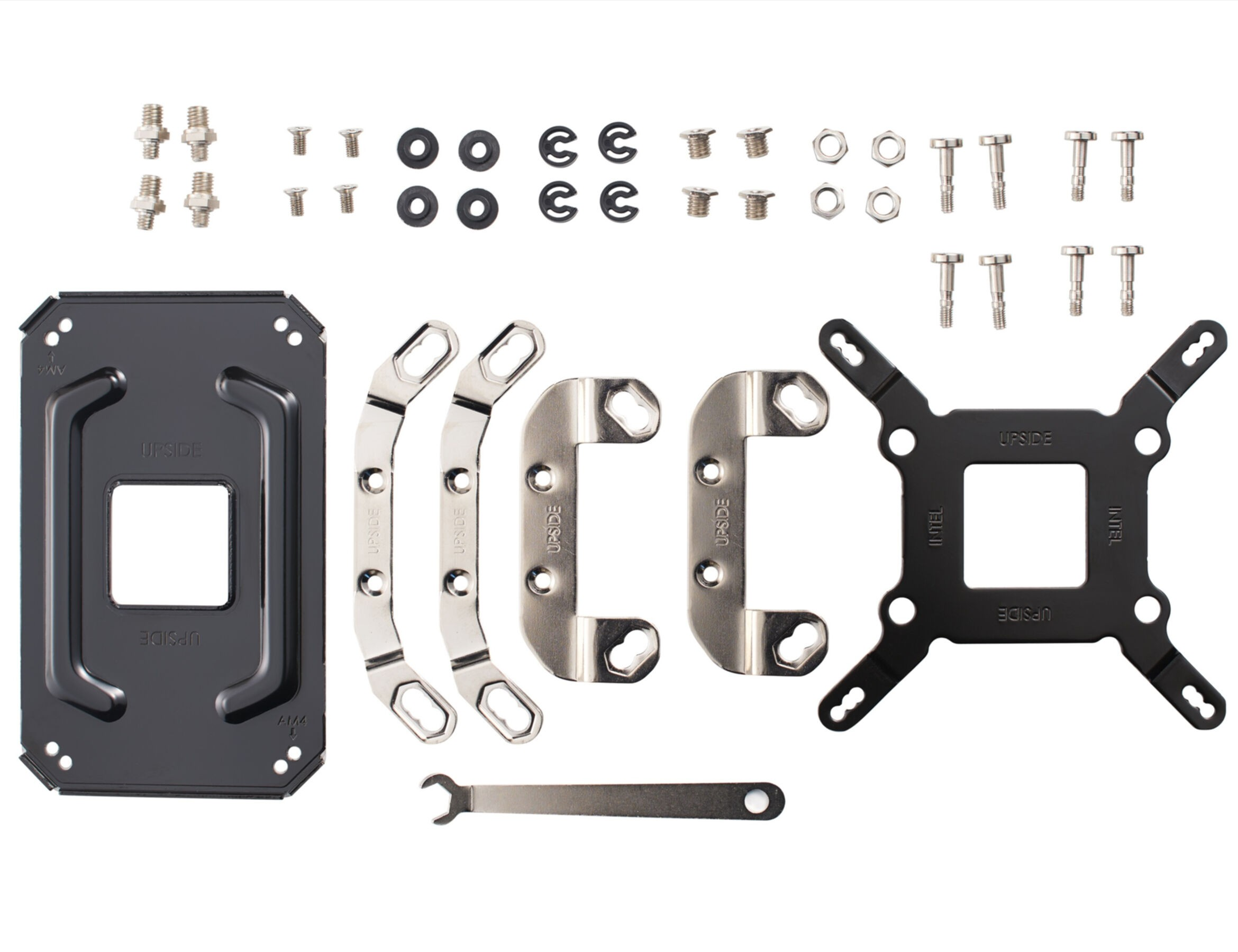 Różne elementy chłodzenia komputera: wsporniki, śruby i klucz.