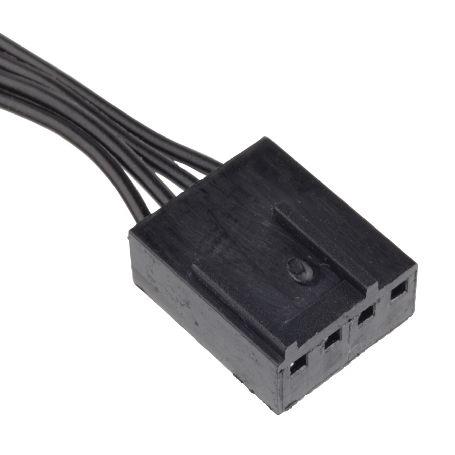 Schwarzer Stecker mit drei Drähten, isoliert auf weißem Hintergrund.