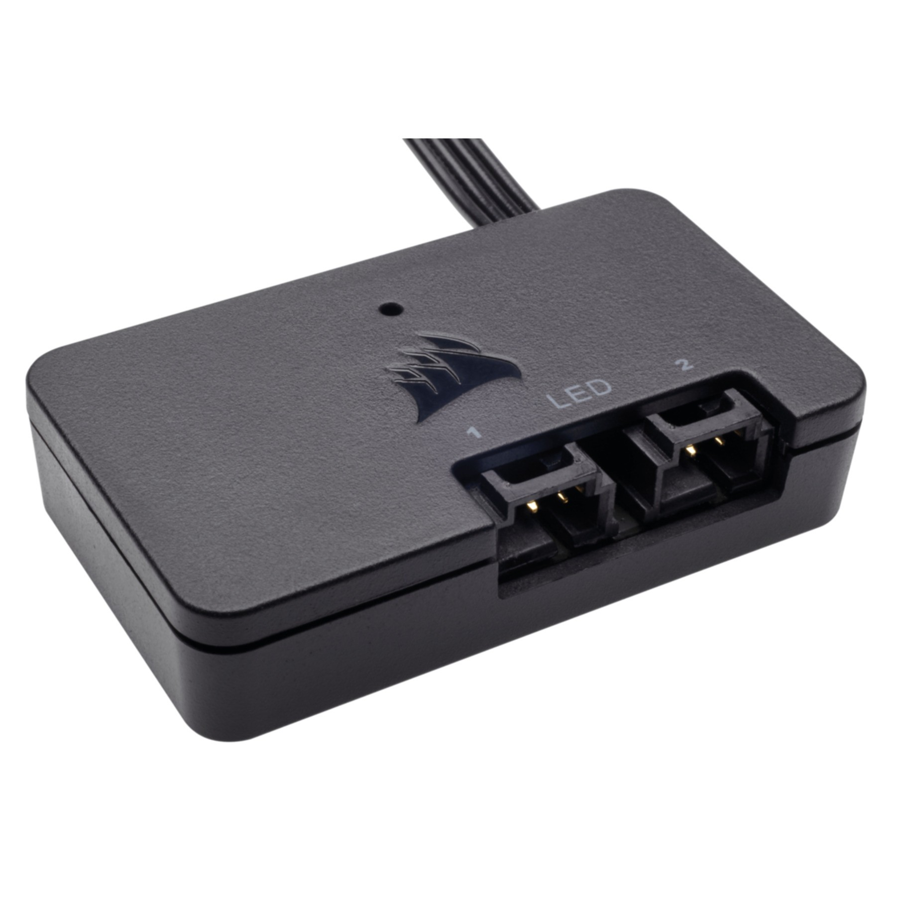 Corsair LED-Controller. Schwarze Box mit zwei Anschlüssen. Das Corsair-Logo befindet sich oben.