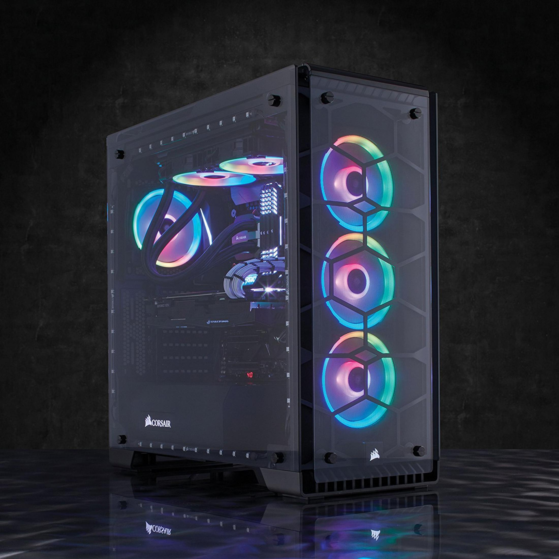 Ein Computergehäuse aus Glas mit RGB-Lüftern und Komponenten, vor dunklem Hintergrund.