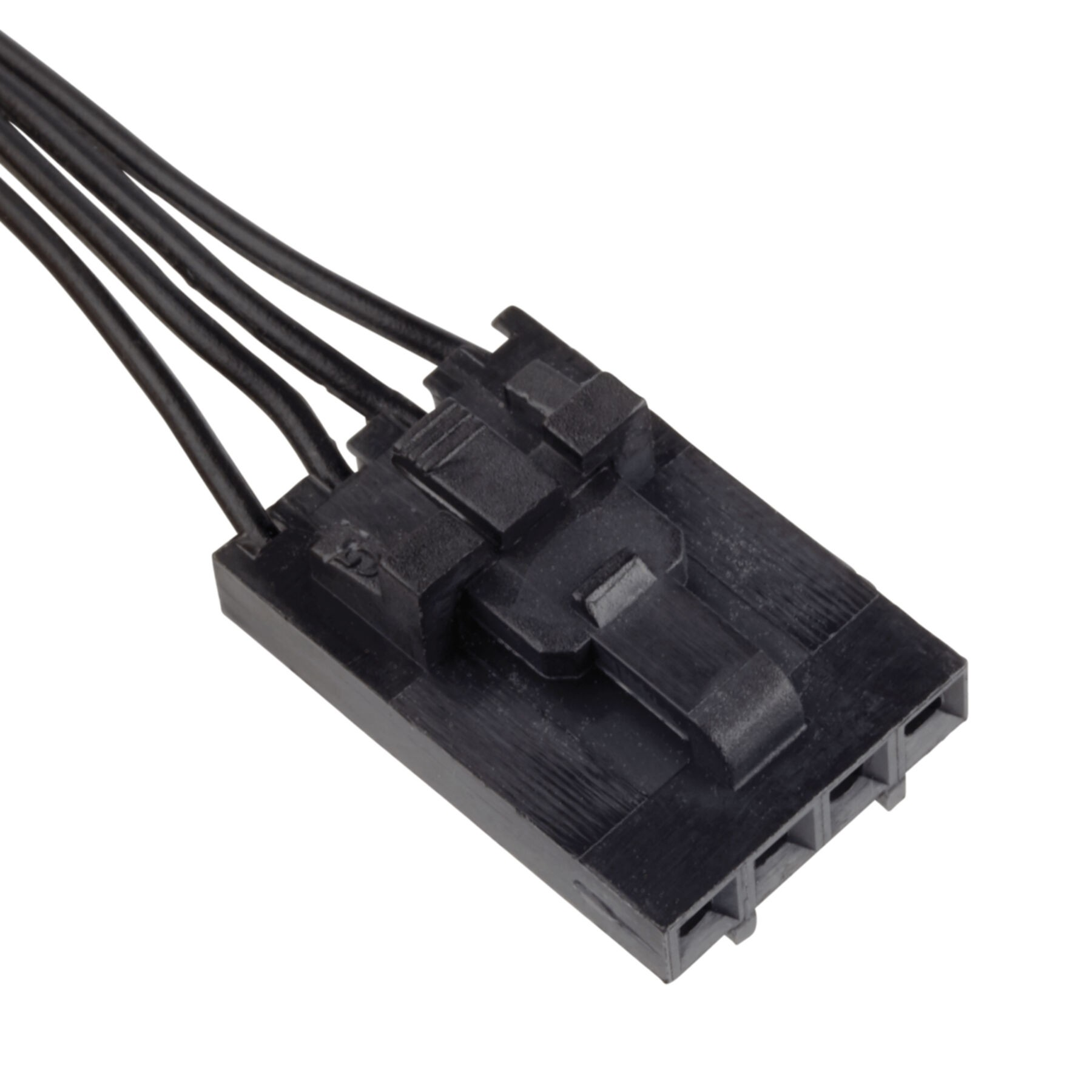 Schwarzer elektrischer Stecker mit drei schwarzen Drähten. Weißer Hintergrund.