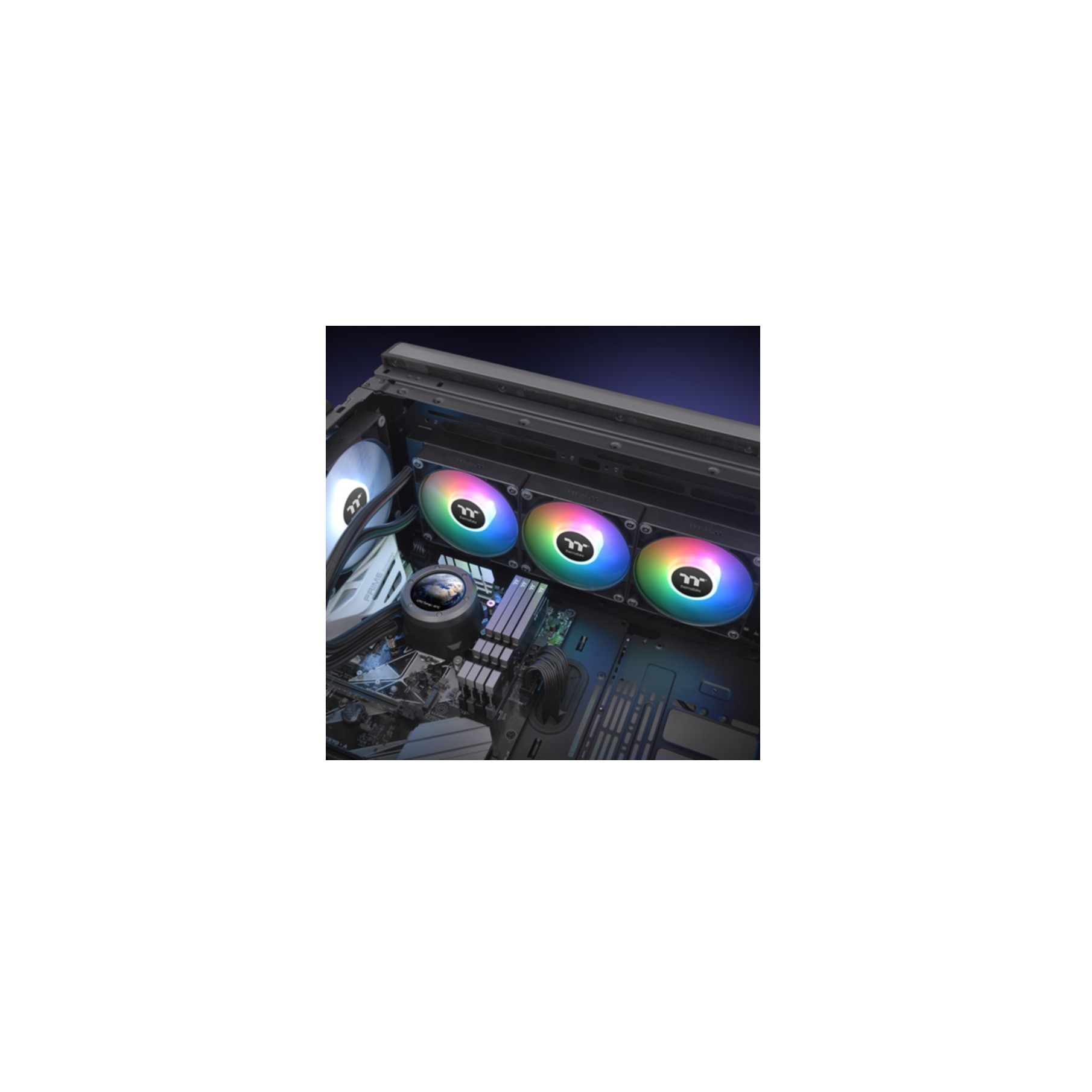 Komponenty komputera: trzy wentylatory w obudowie z oświetleniem RGB i inne komponenty.