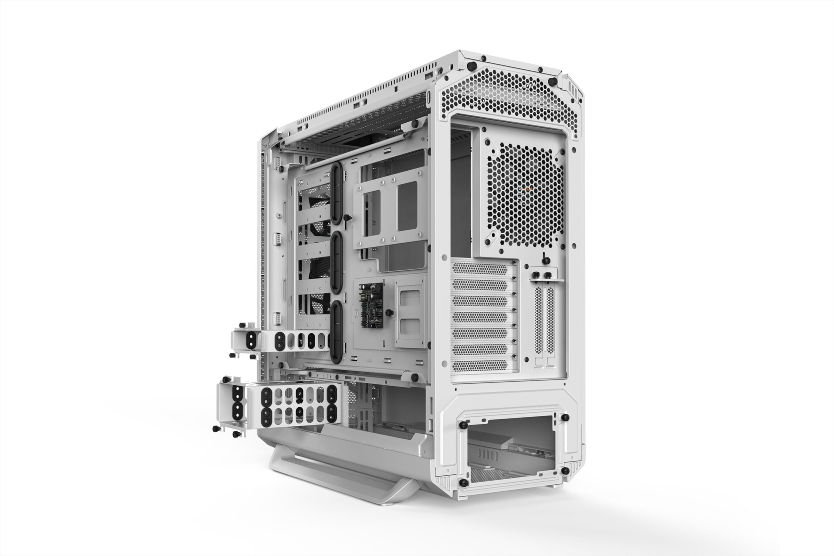 Weißes Computergehäuse-Interieur mit freiliegenden Komponenten, das Struktur und Befestigungspunkte zeigt.