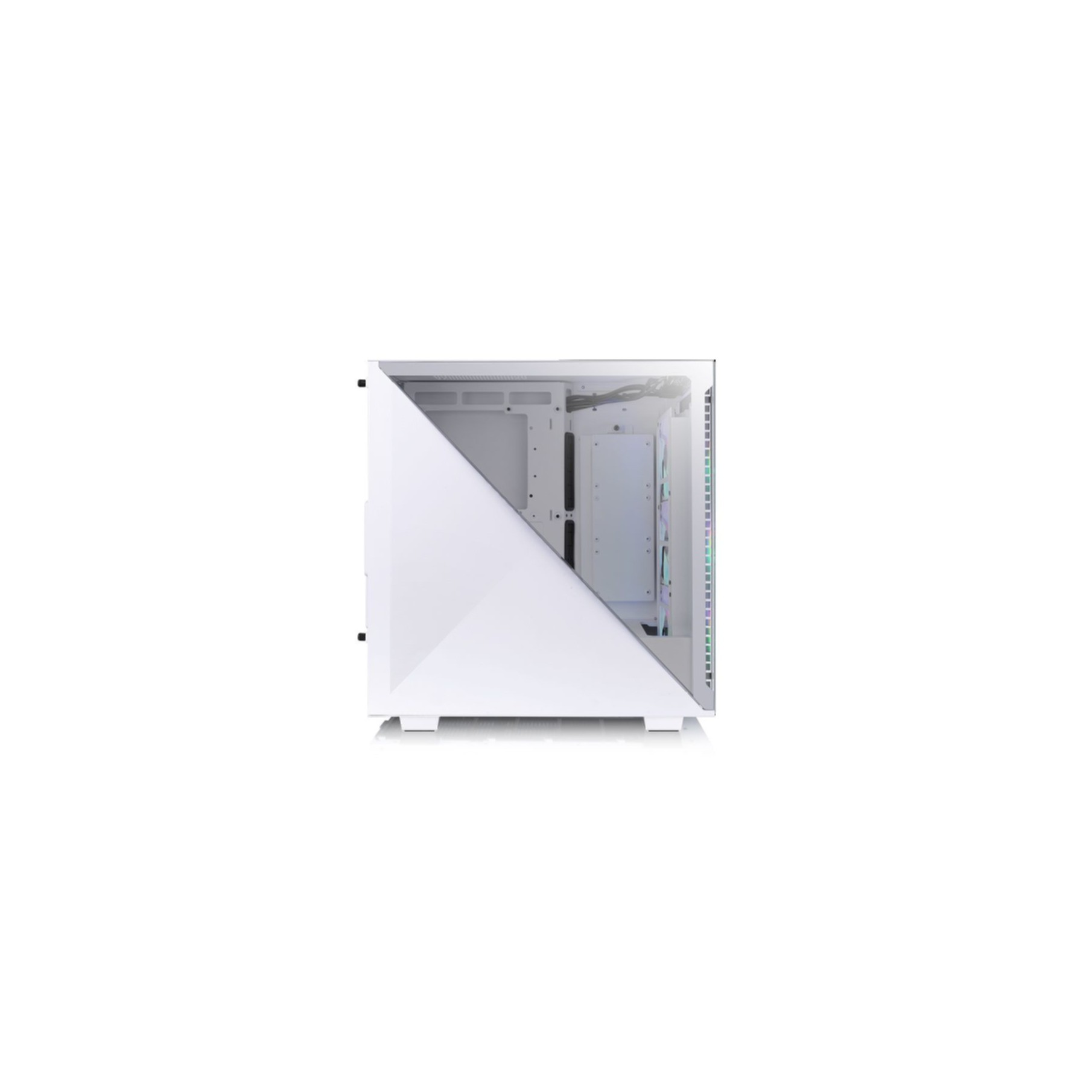 Boîtier d'ordinateur blanc avec un panneau en verre. Le boîtier est sur fond blanc.