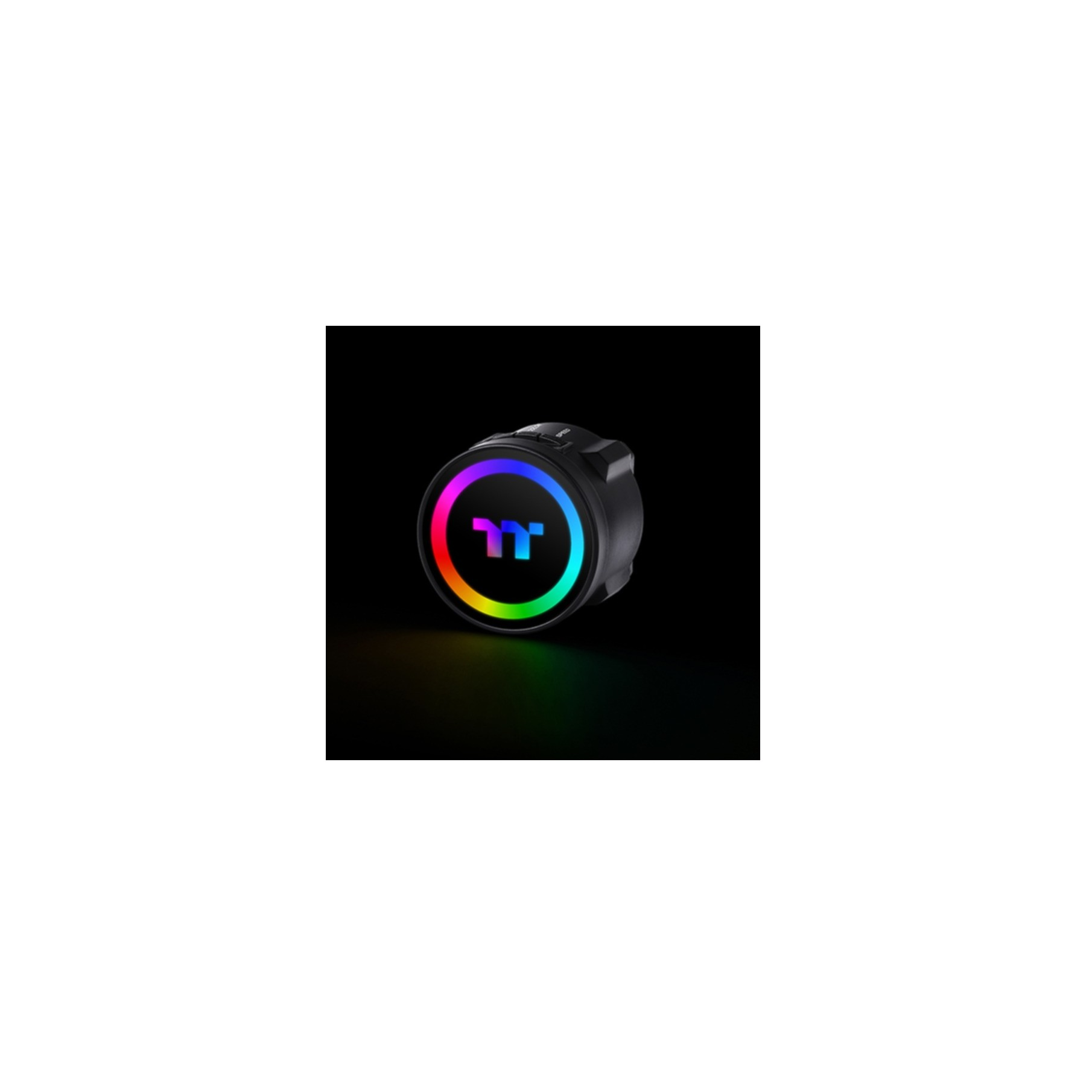 Kreisförmige Wasserkühlungspumpe mit RGB-Beleuchtung. Schwarzer Hintergrund.