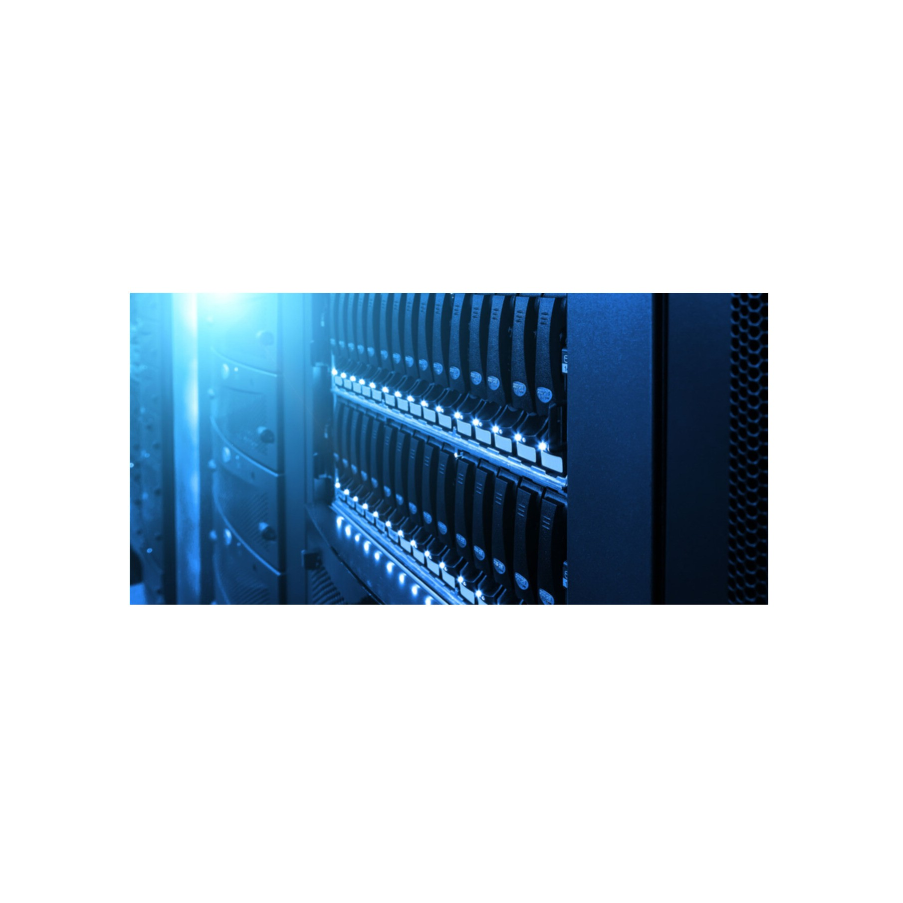 Rzędy sprzętu serwerowego w serwerowni, z niebieskim oświetleniem. Ciemnoniebieskie tło.