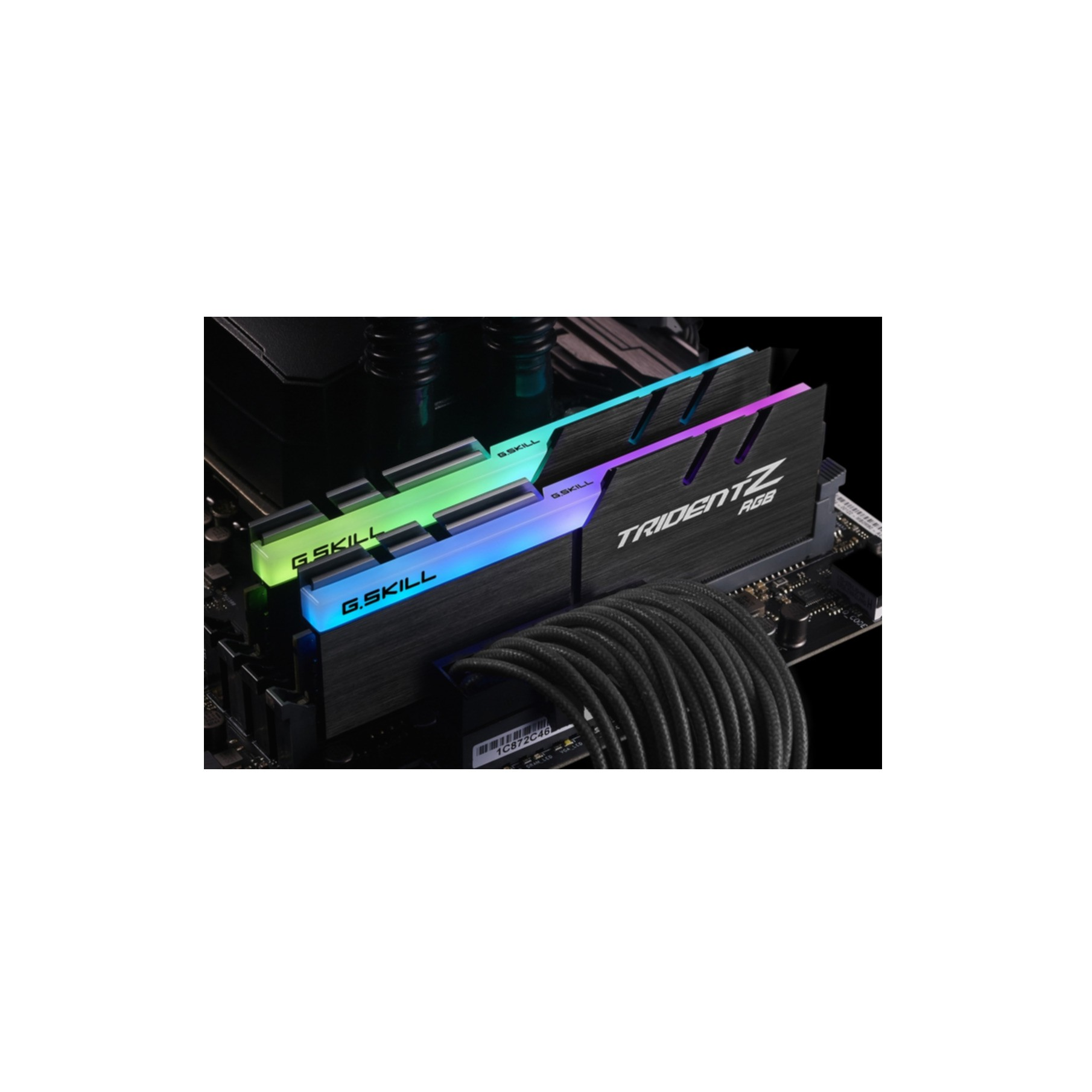 Dwa podświetlane moduły RAM G.Skill Trident Z RGB na czarnej płytce drukowanej, z kablem.