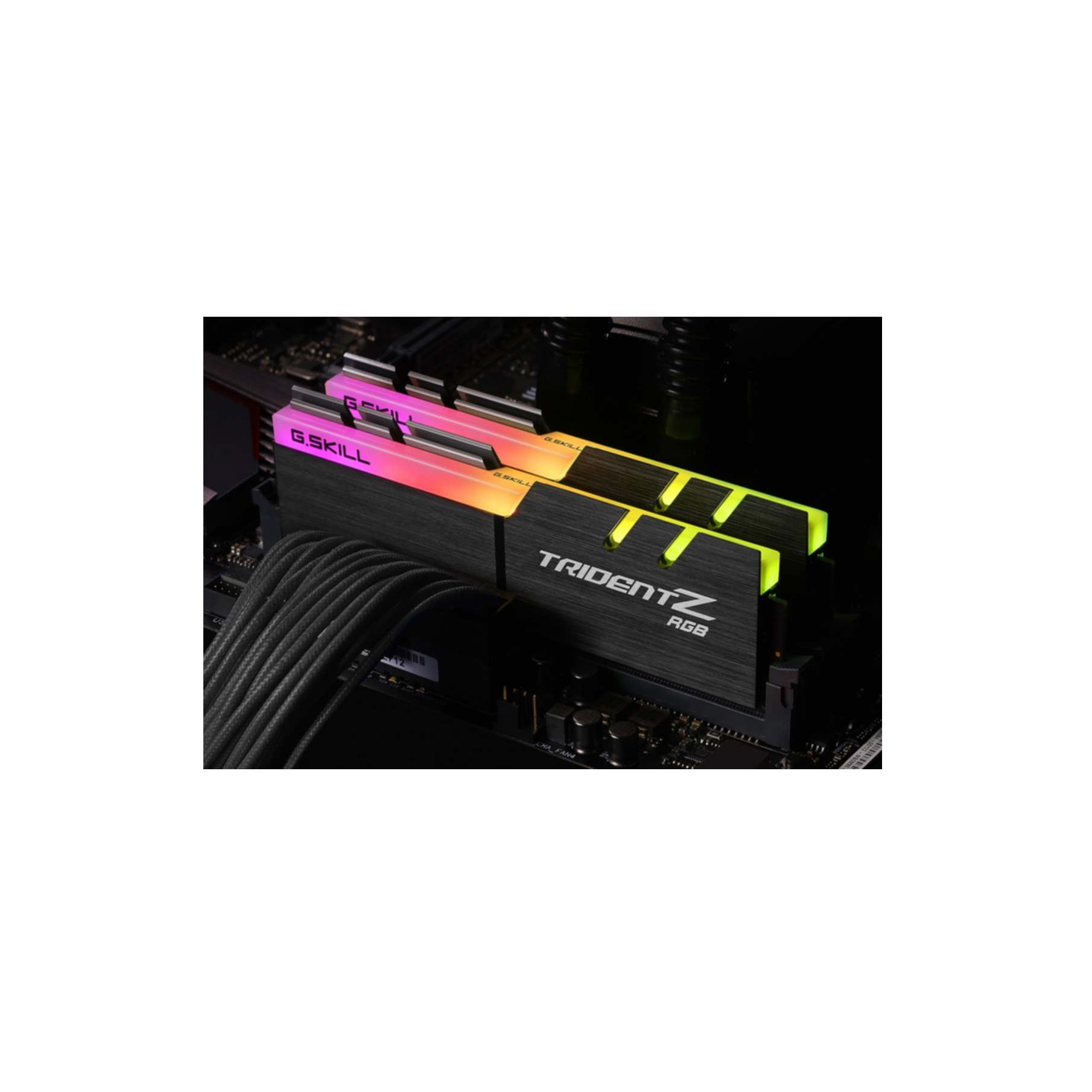 Dwie kości RAM z oświetleniem RGB. Czarne radiatory. Loga G.Skill i Trident Z.