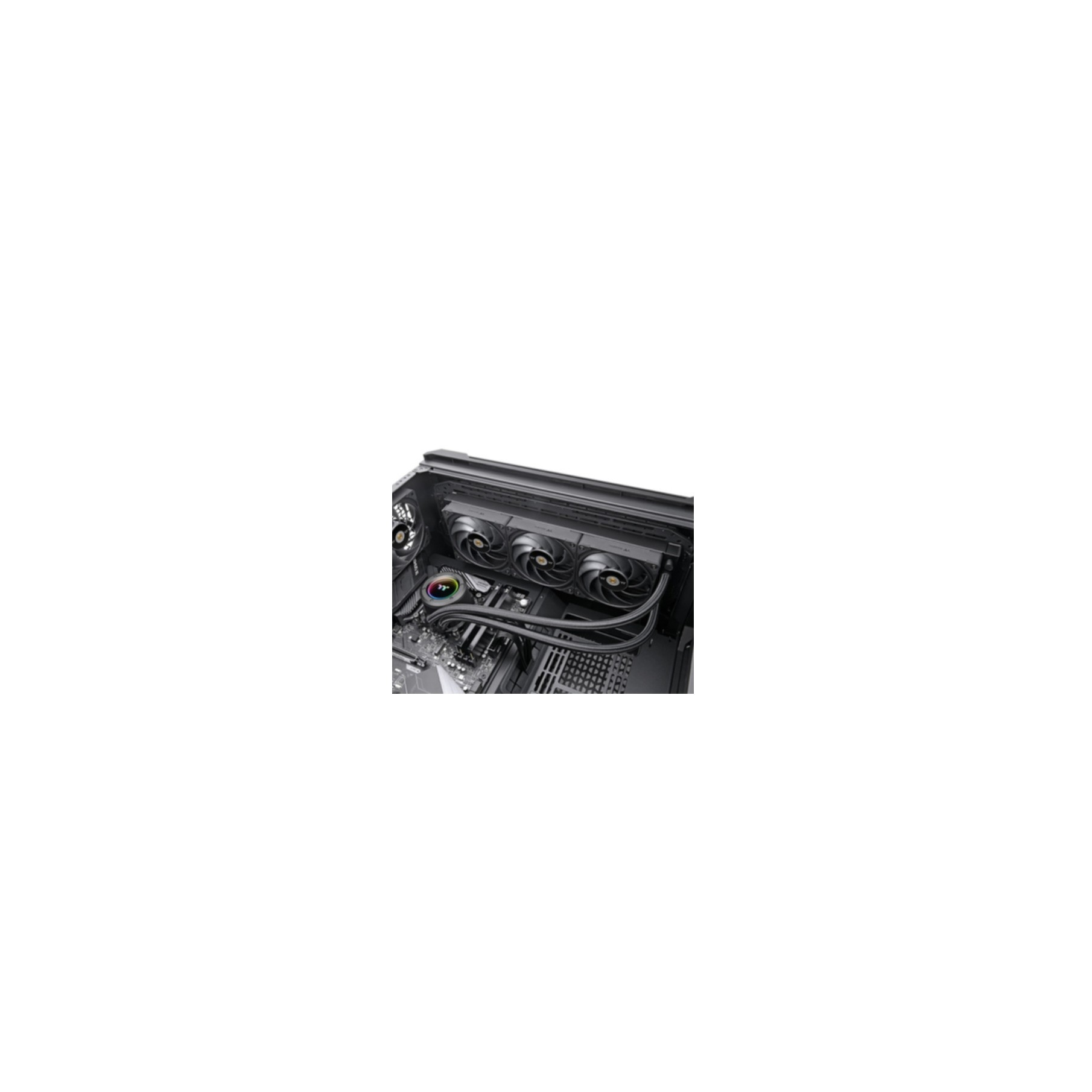 PC-Komponenten in einem Gehäuse. Enthält einen Kühler mit Lüftern und ein Motherboard.