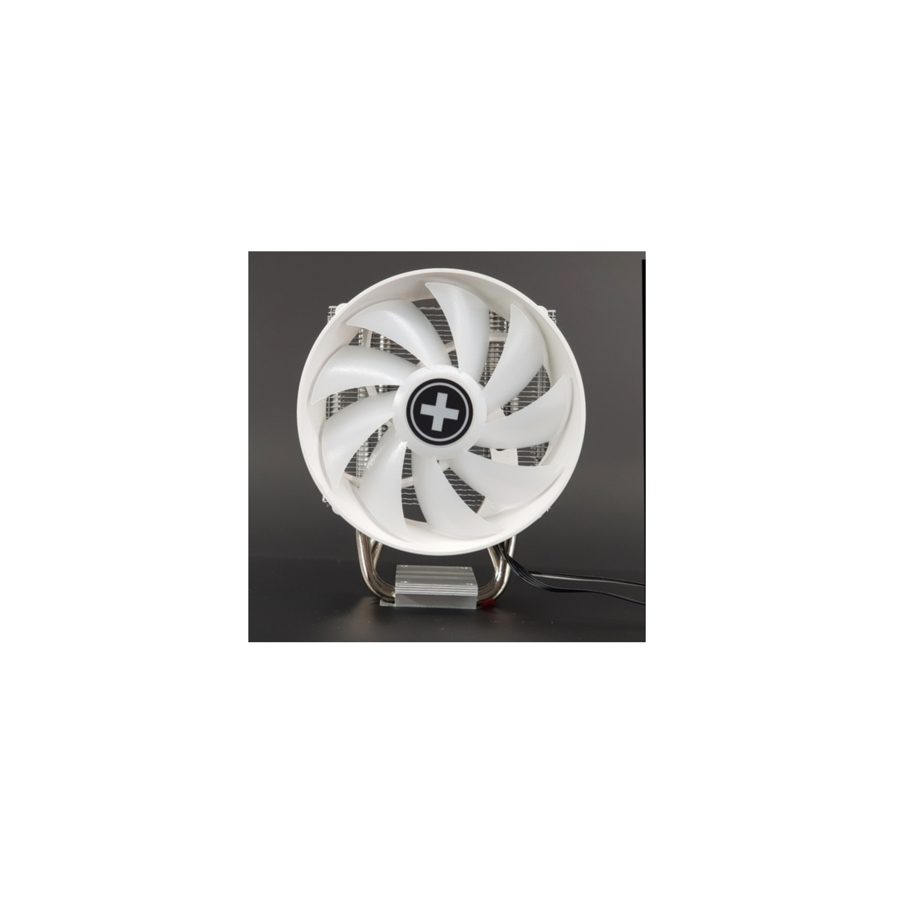 Refroidisseur de CPU blanc avec ventilateur, ailettes et logo plus.
