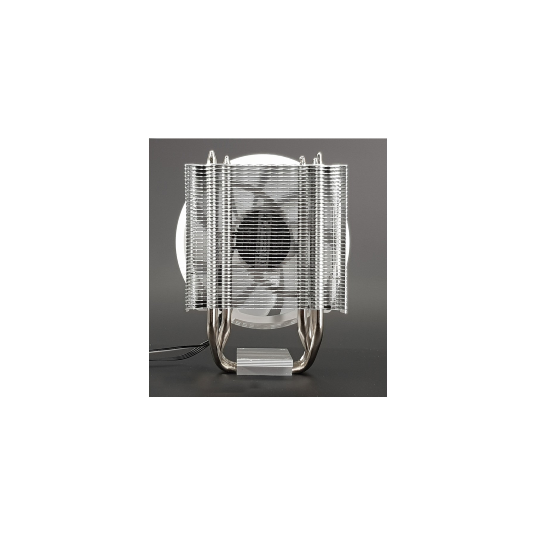 Ventirad avec ventilateur. Couleurs argent et noir.