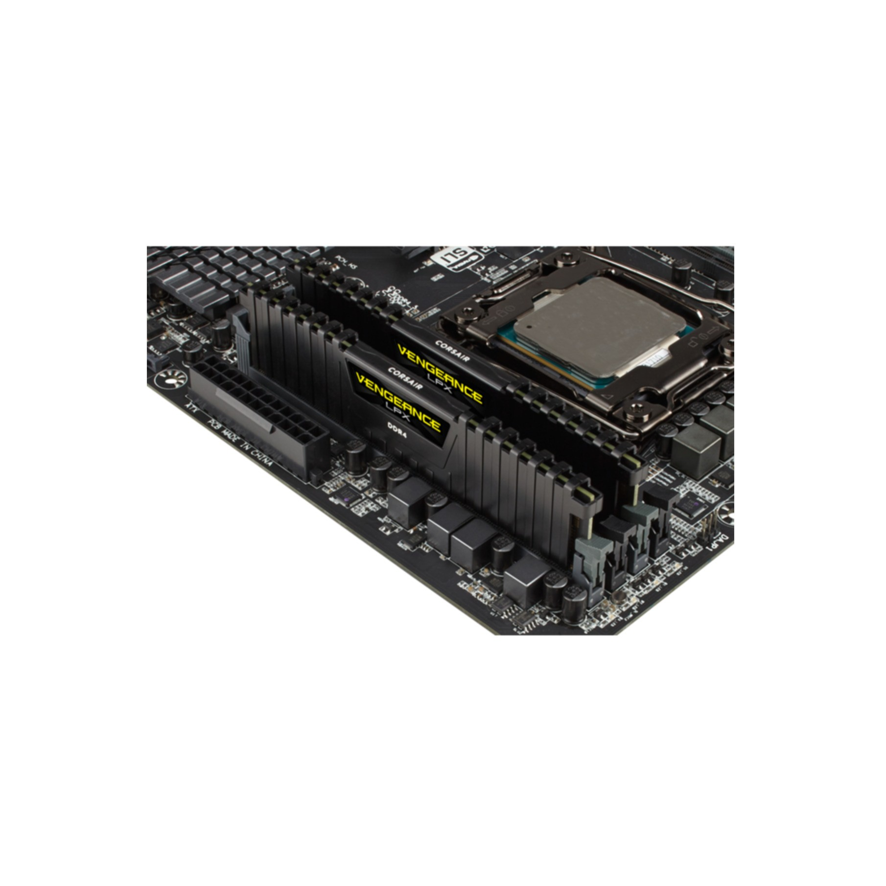 RAM-Module auf einem Motherboard installiert, mit 'VENGEANCE'-Text sichtbar.