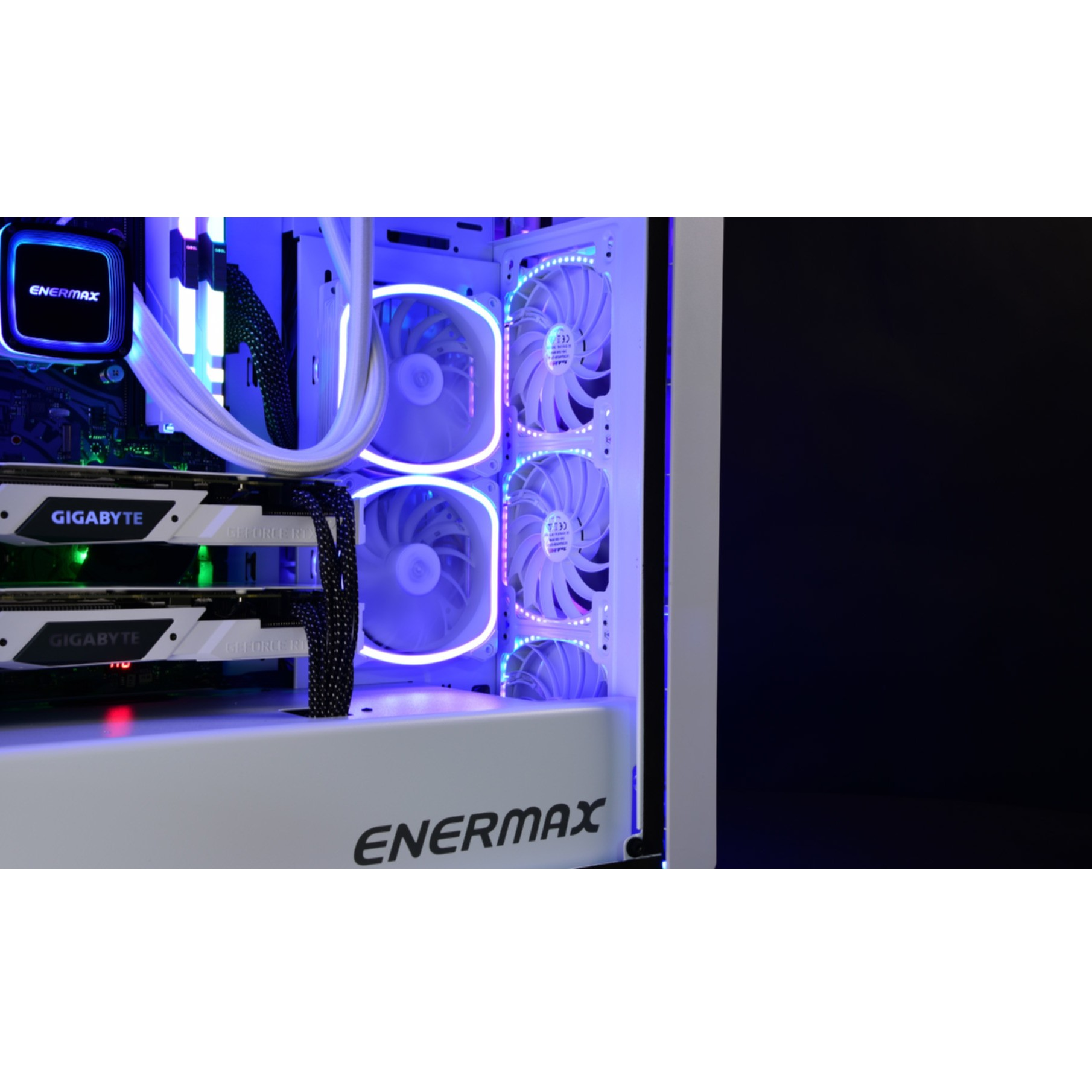 Computergehäuse mit Ventilatoren, die innen mit blauen und weißen Lichtern beleuchtet sind.