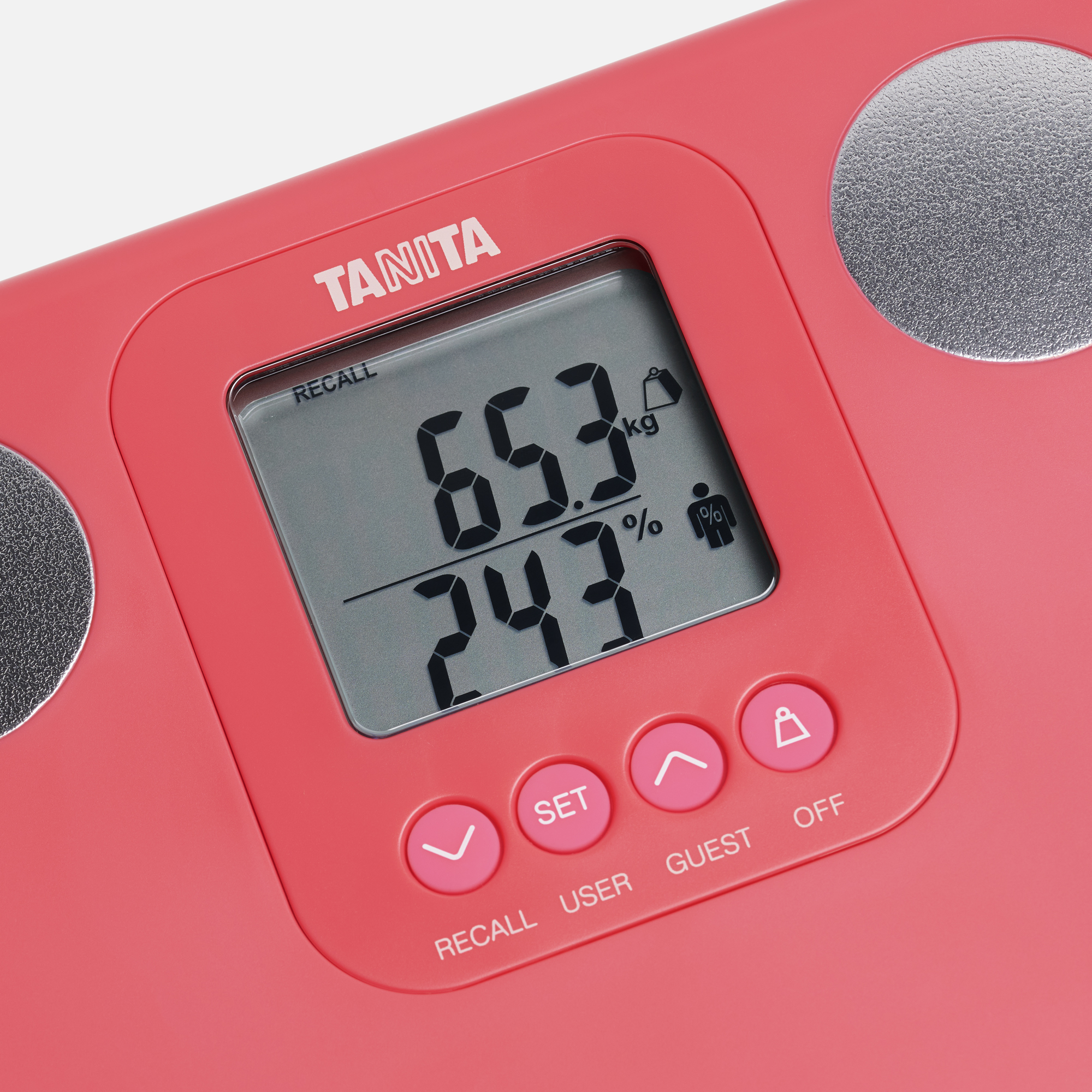 Roze digitale weegschaal met 65,3 kg en 24,3%. Knoppen: Set, Omhoog, Omlaag en Uit.